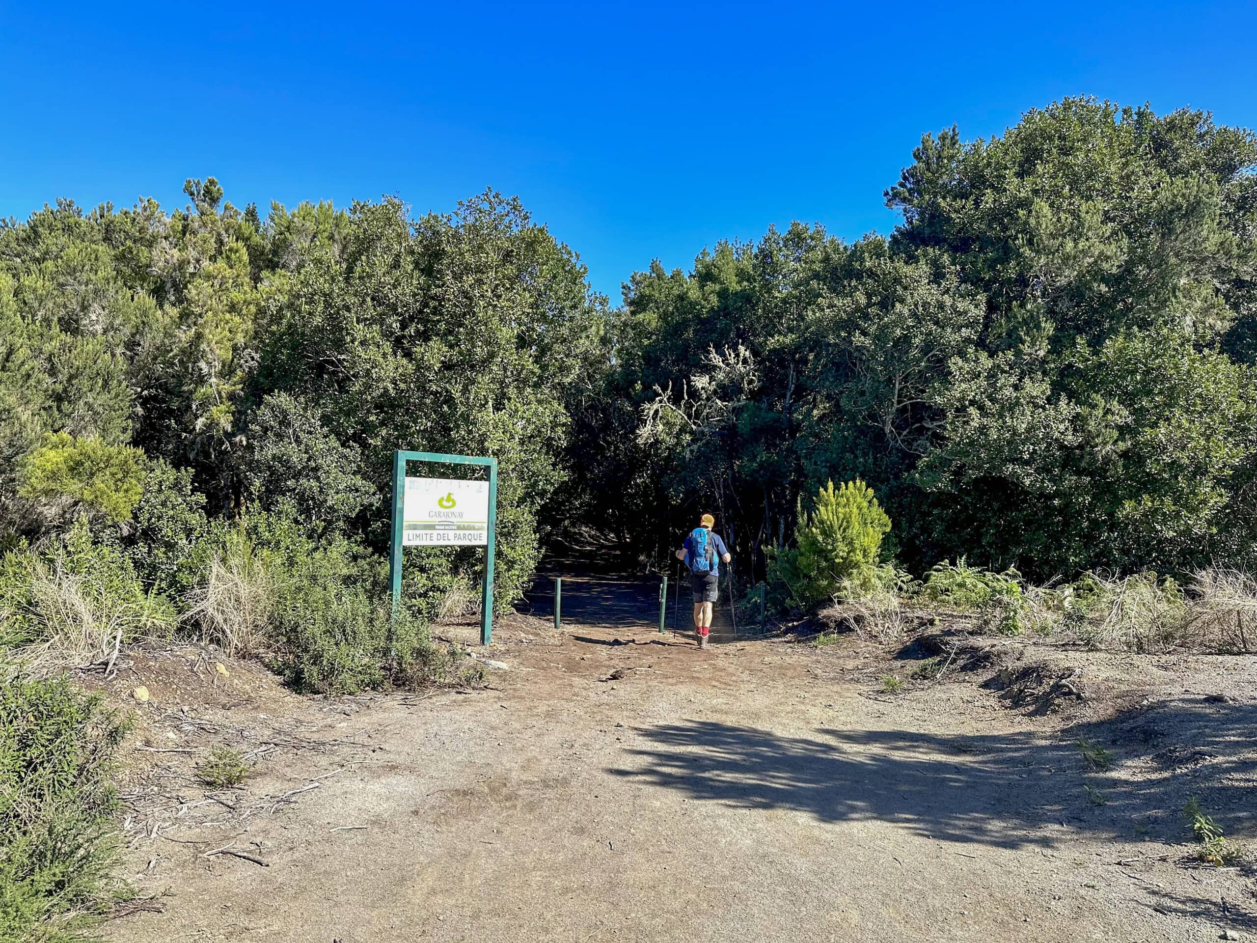 Wanderer auf dem Wanderweg hinter Arure auf dem Camino de la Quintana in Richtung Nationalpark Garajonay und Nebelwald