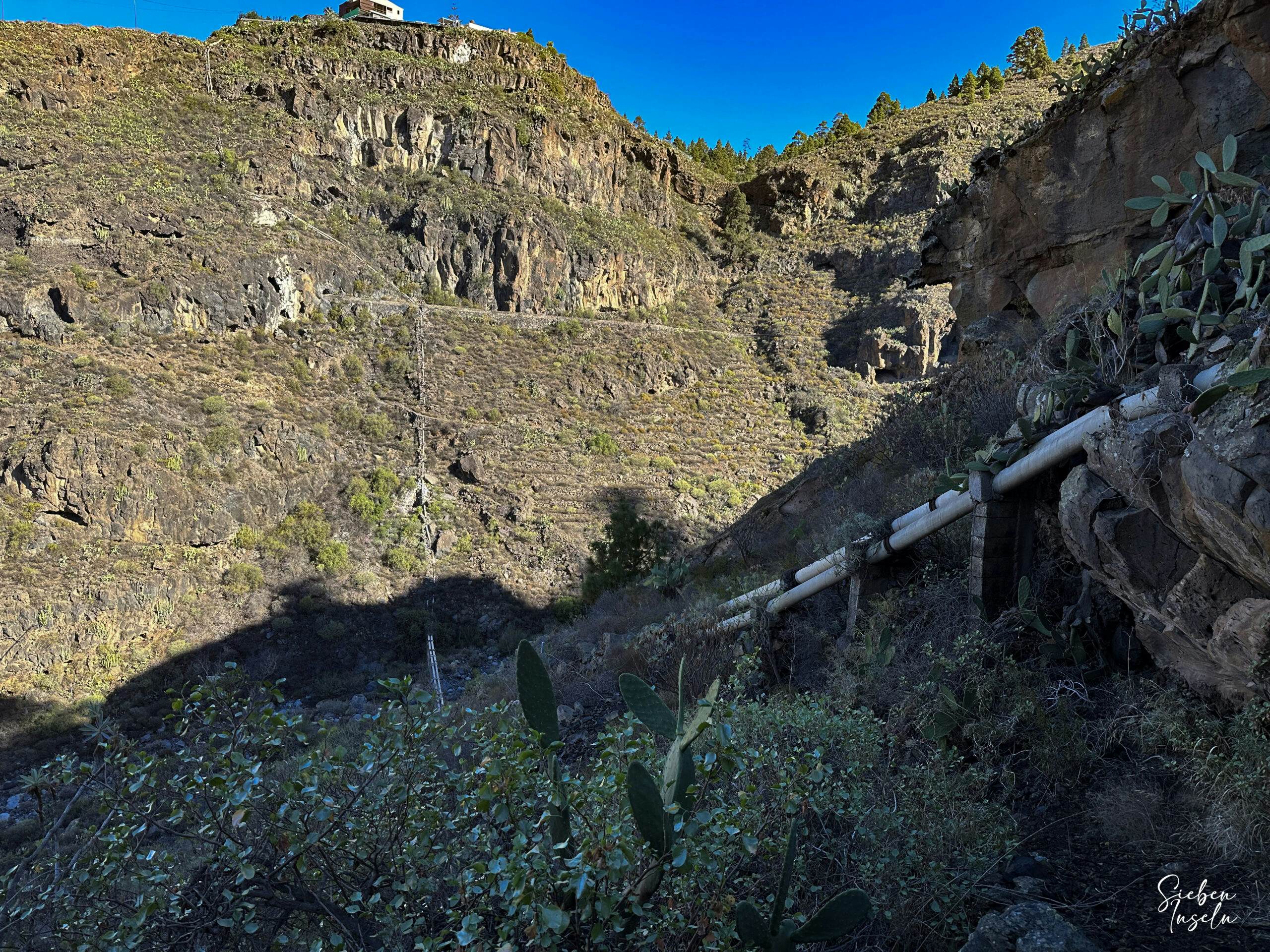 Ruta de senderismo de Montaña de Tejina a lo largo de tuberías de agua hacia el Barranco Guaria
