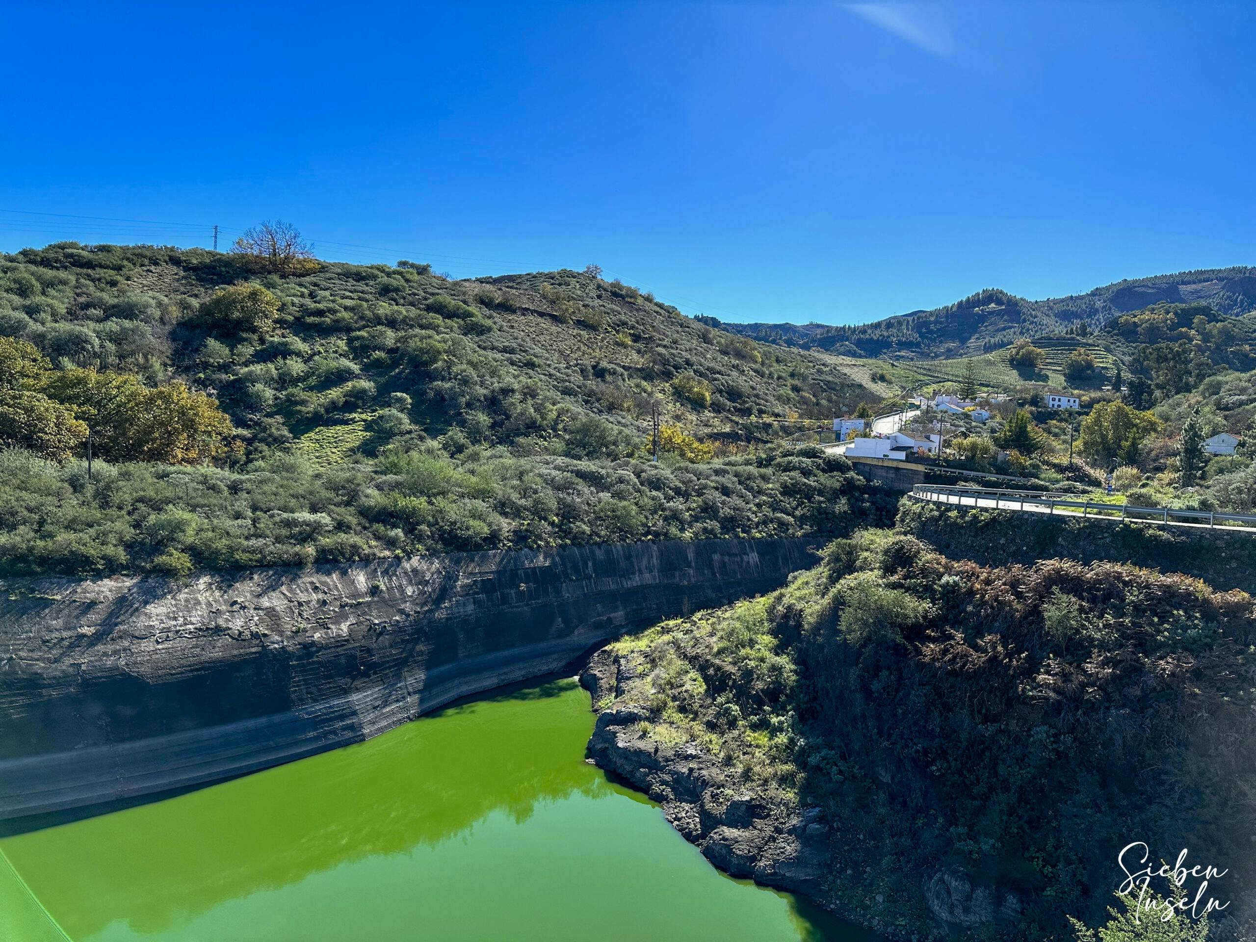 View of Cueva Grande and the Presa de Cueva Grande reservoir from the hiking trail