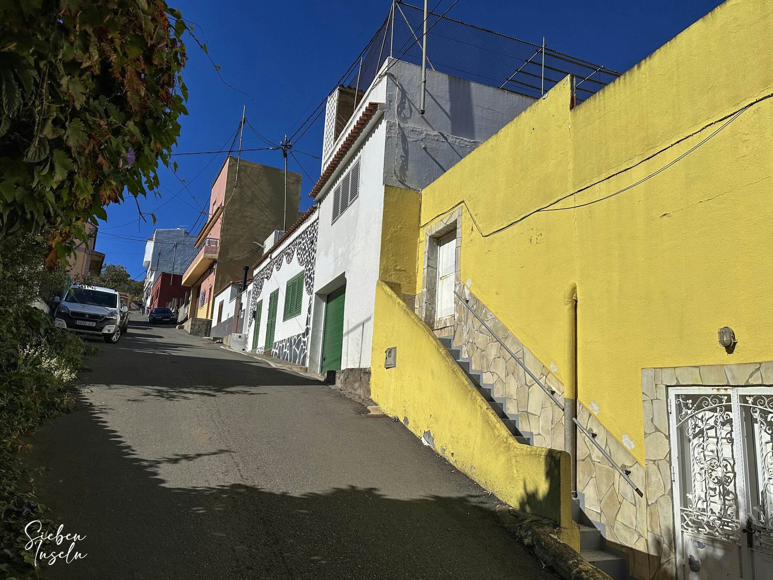 Hiking trail through small villages down to Vega de San Mateo and the starting point