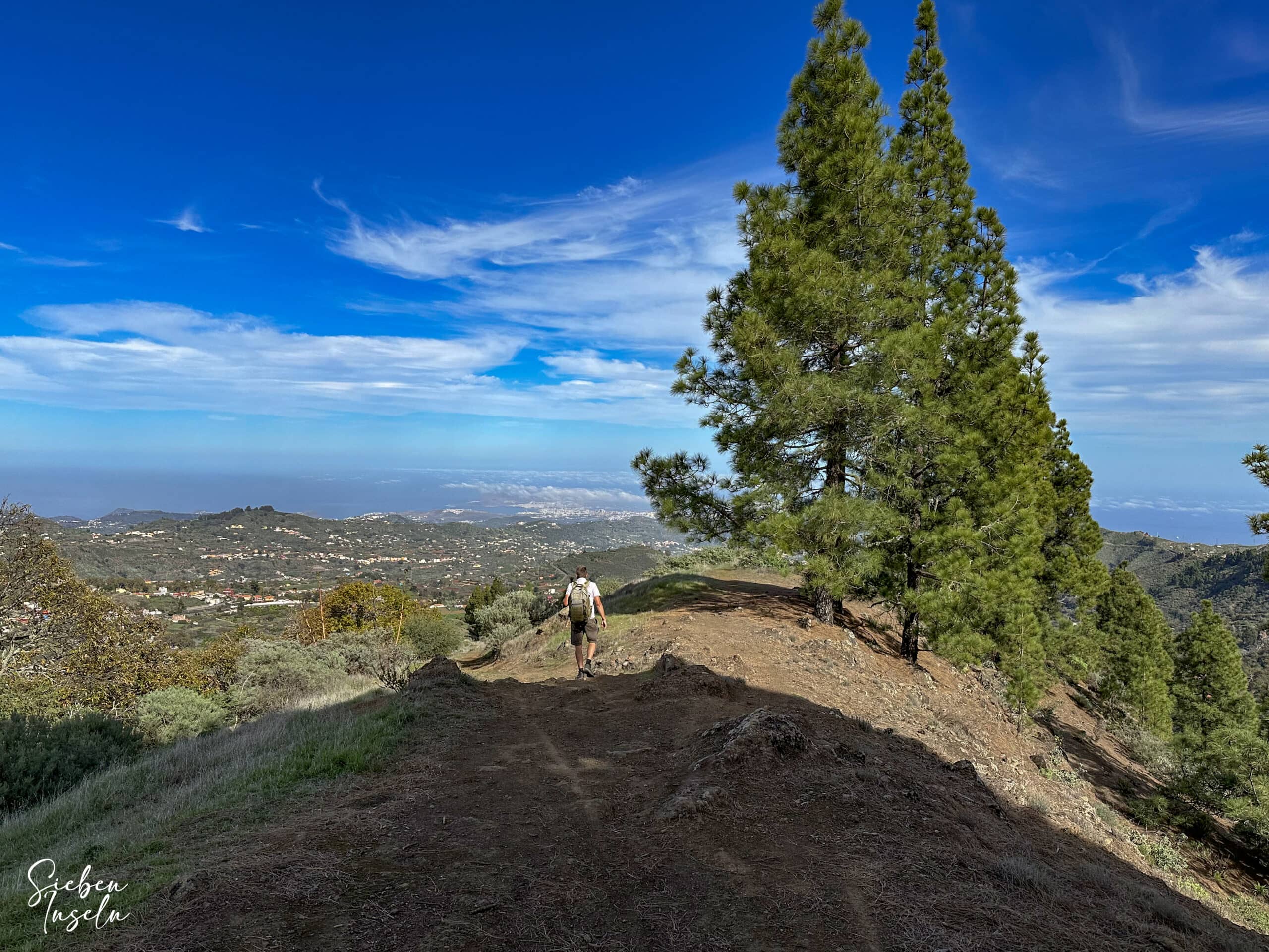 Hiker on the S-20 ridge path with beautiful views in all directions