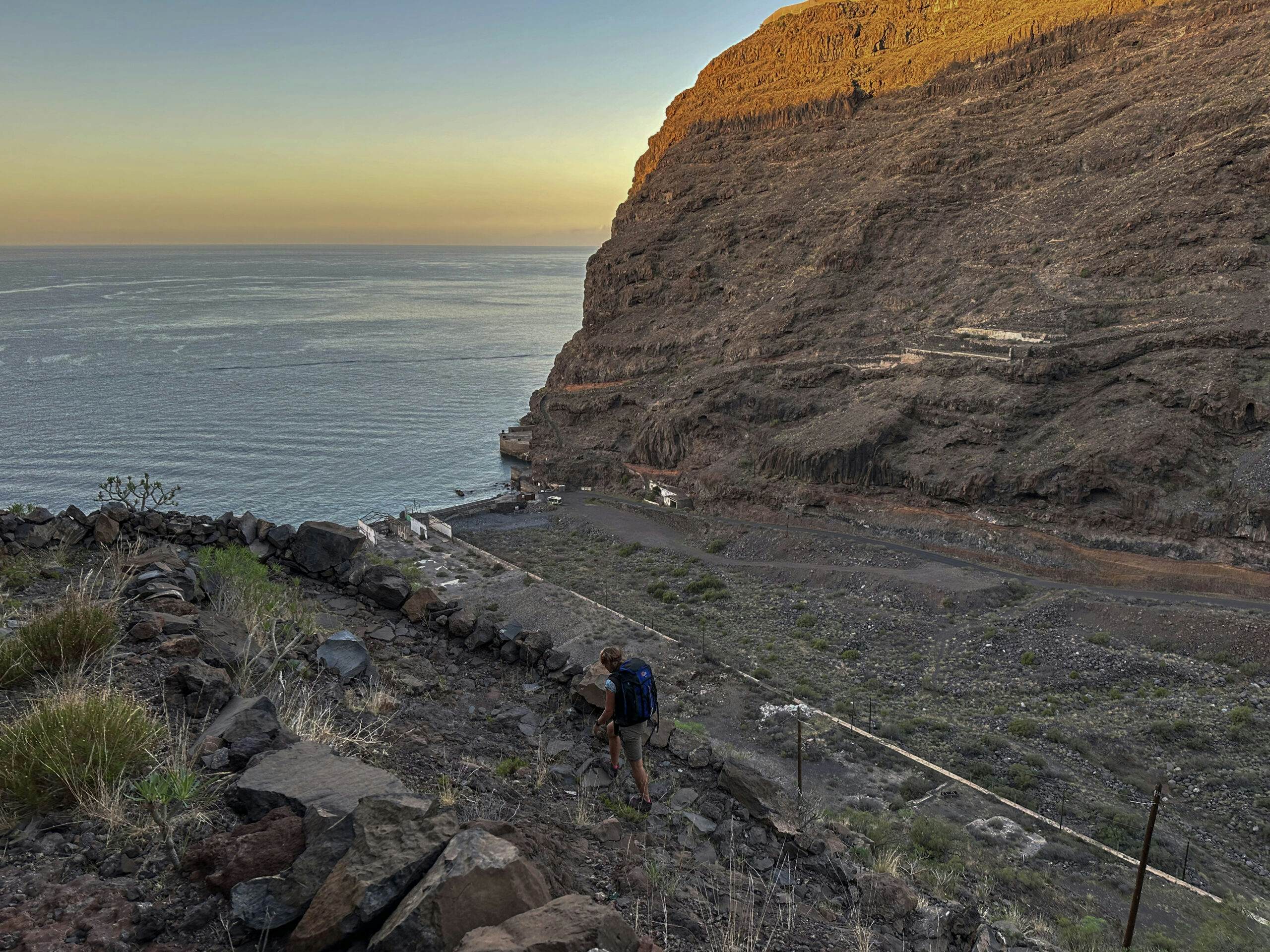 Aufstieg am frühen Morgen GR-132 Etappe 6 über der Playa Rajita