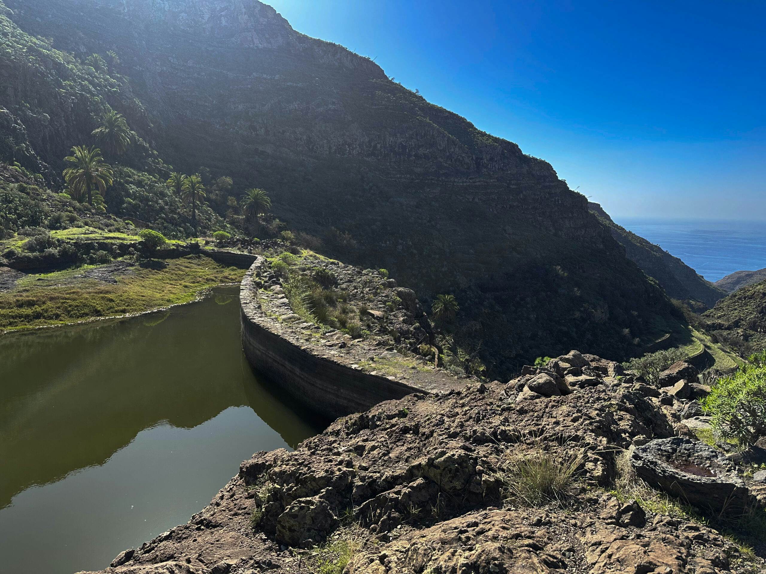 Cruzando un barranco sobre una presa antes de la subida final a Alajeró
