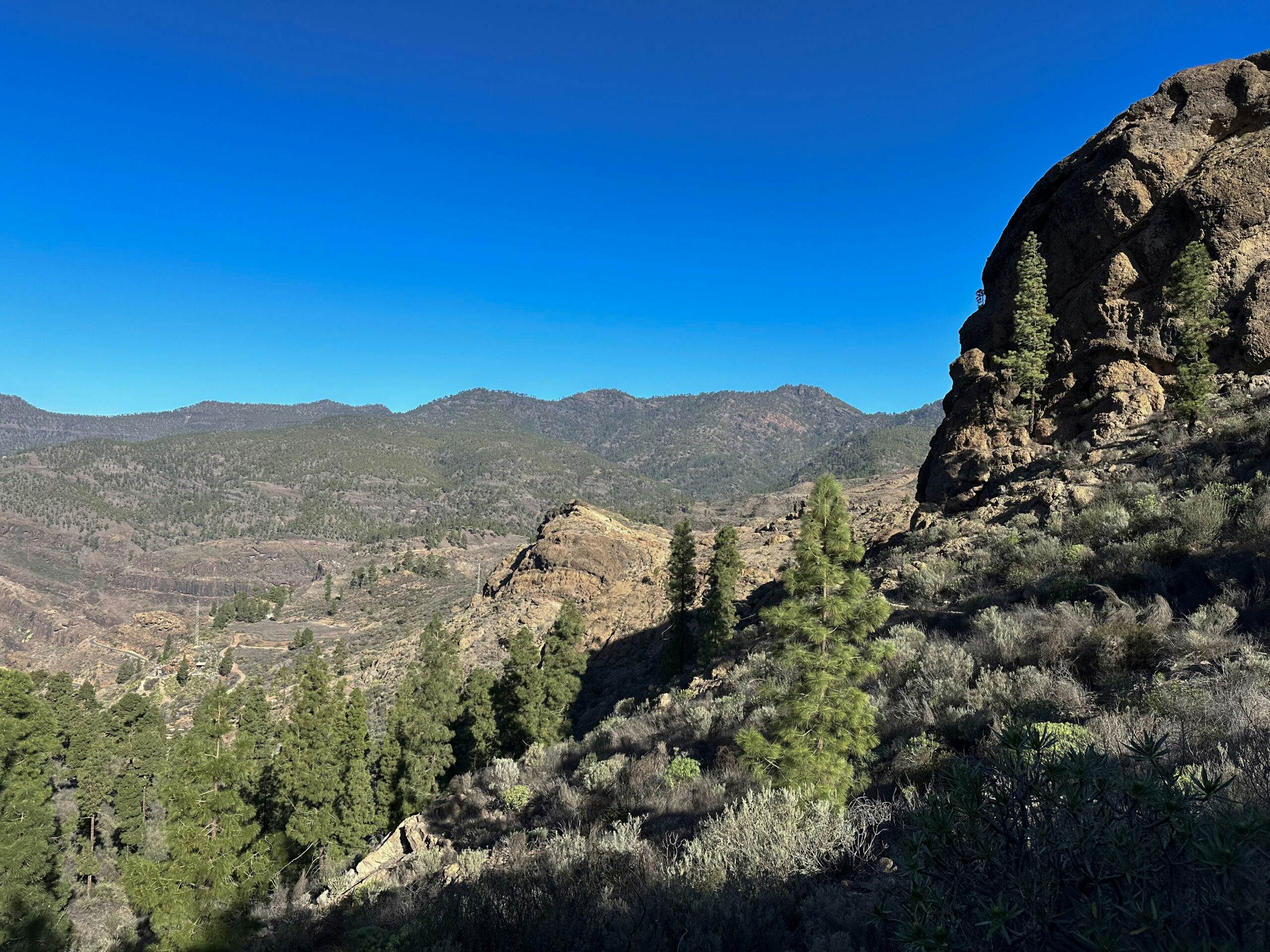 Vista desde el sendero de ascenso en lo alto de Mogán
