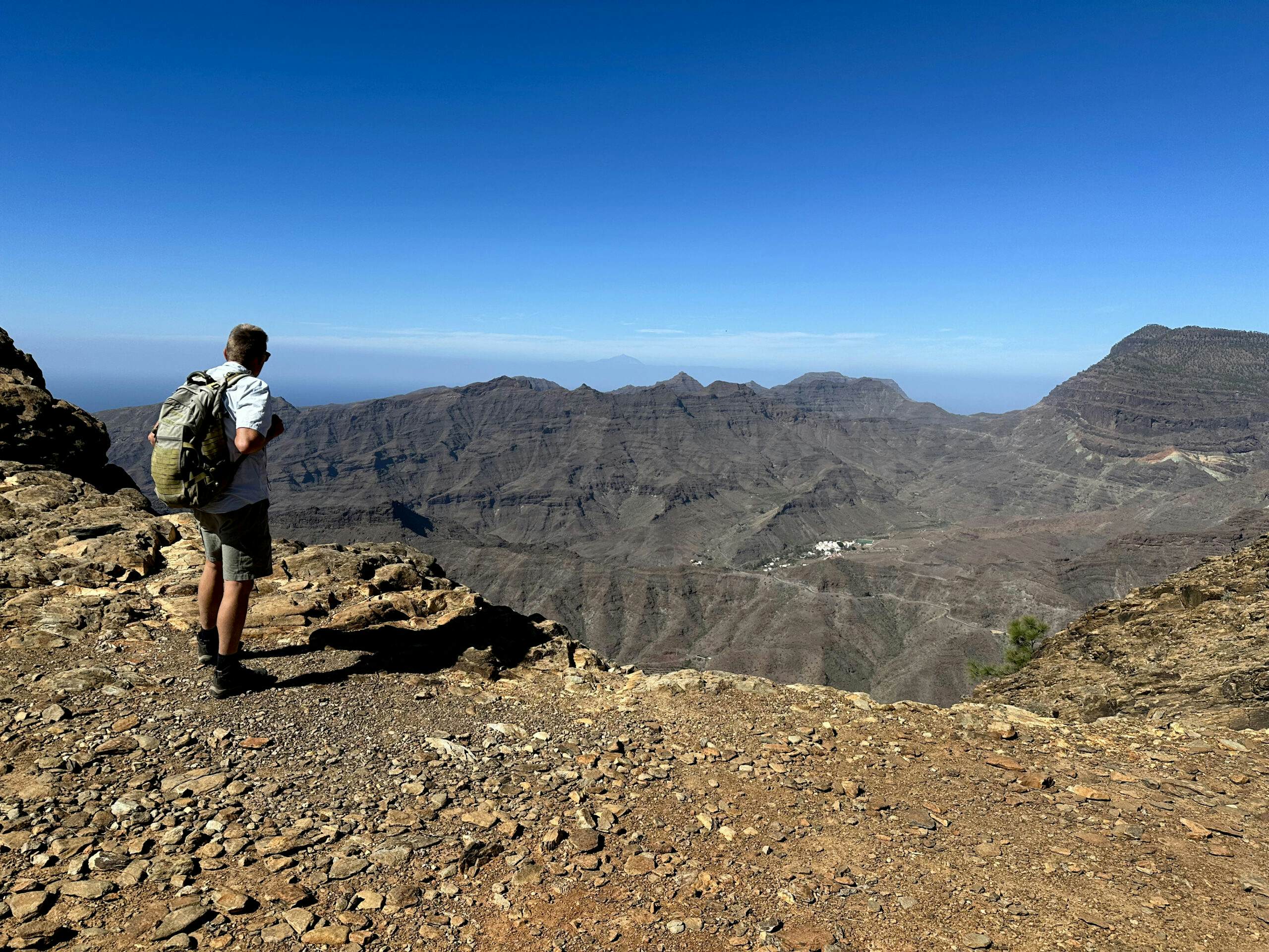 Vista desde el borde de la Degollada de las Lapas sobre las sierras vecinas antes del descenso por la escarpada pared por el GR-139 vía Mogán
