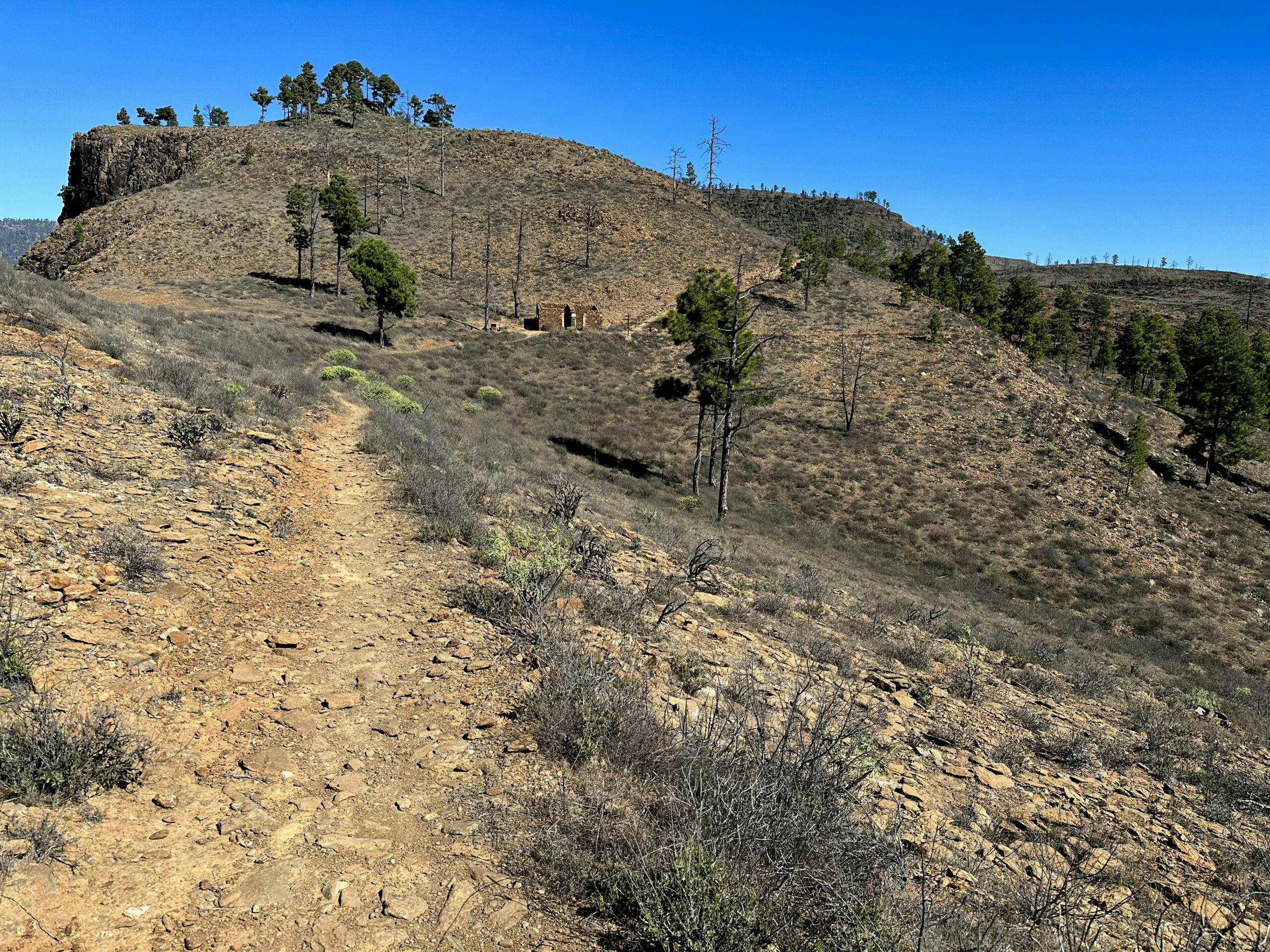 Hiking trail behind the Degollada de las Lapas towards the descent path