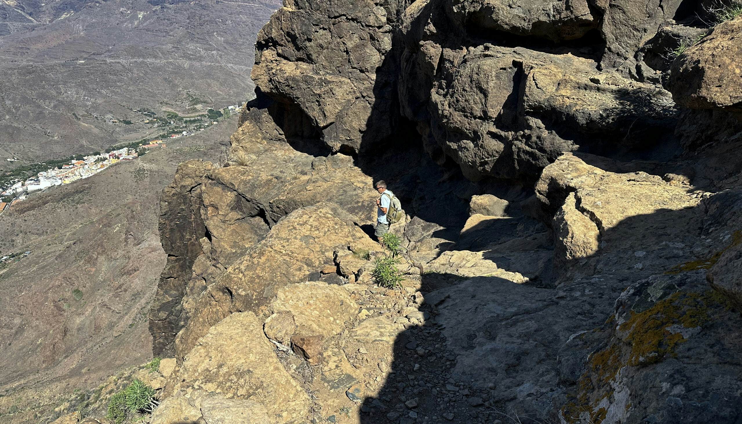 Descent path towards Molino de Viento from the Tauro ridge path on the GR-139