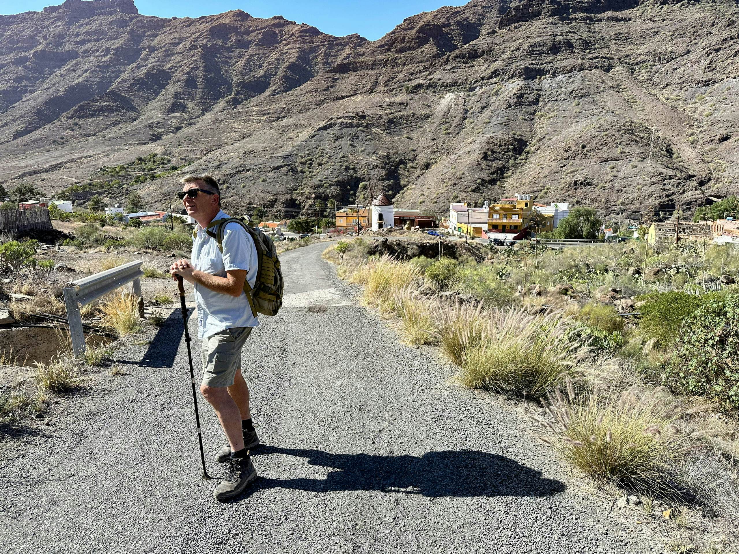 Ruta de senderismo tras el pronunciado descenso antes del Molino de Viento
