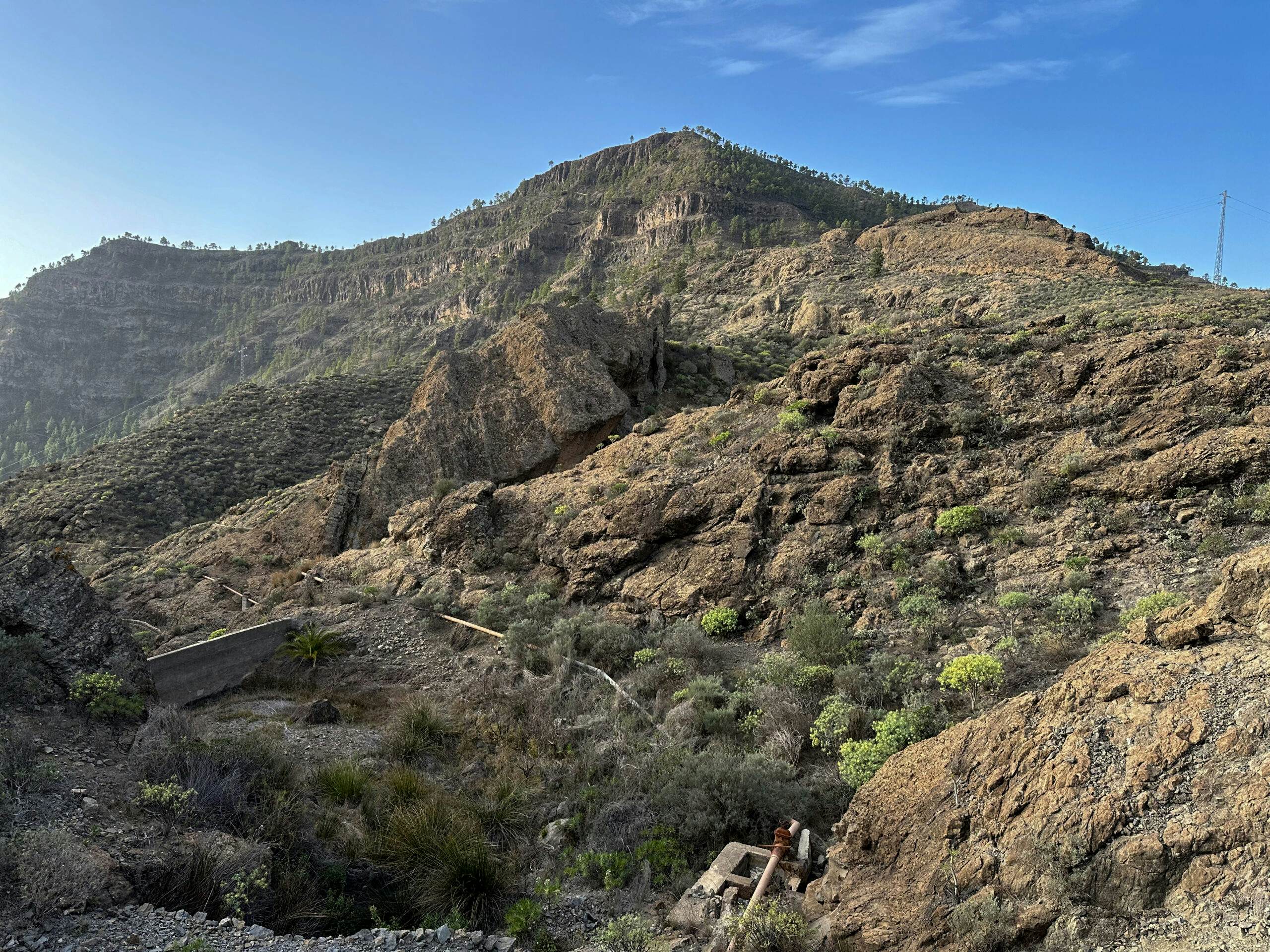 Wanderweg mit Blick hinüber zur Montaña de Tauro