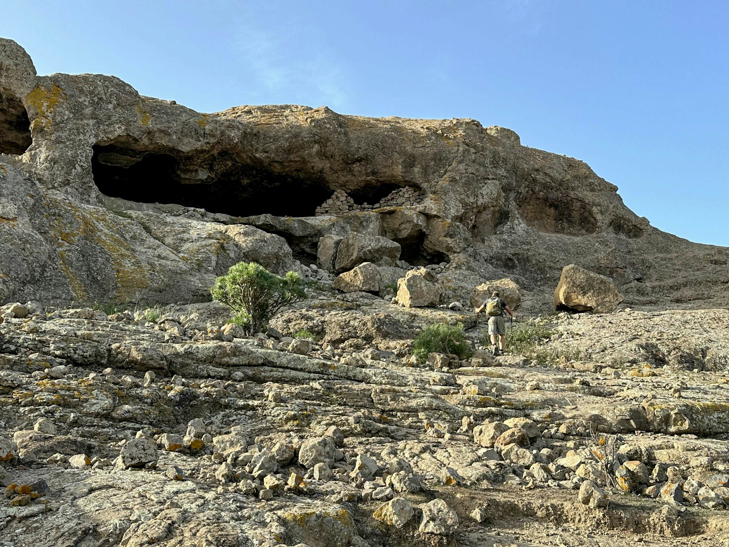 Senderista frente a las Cuevas de Majada Alta
