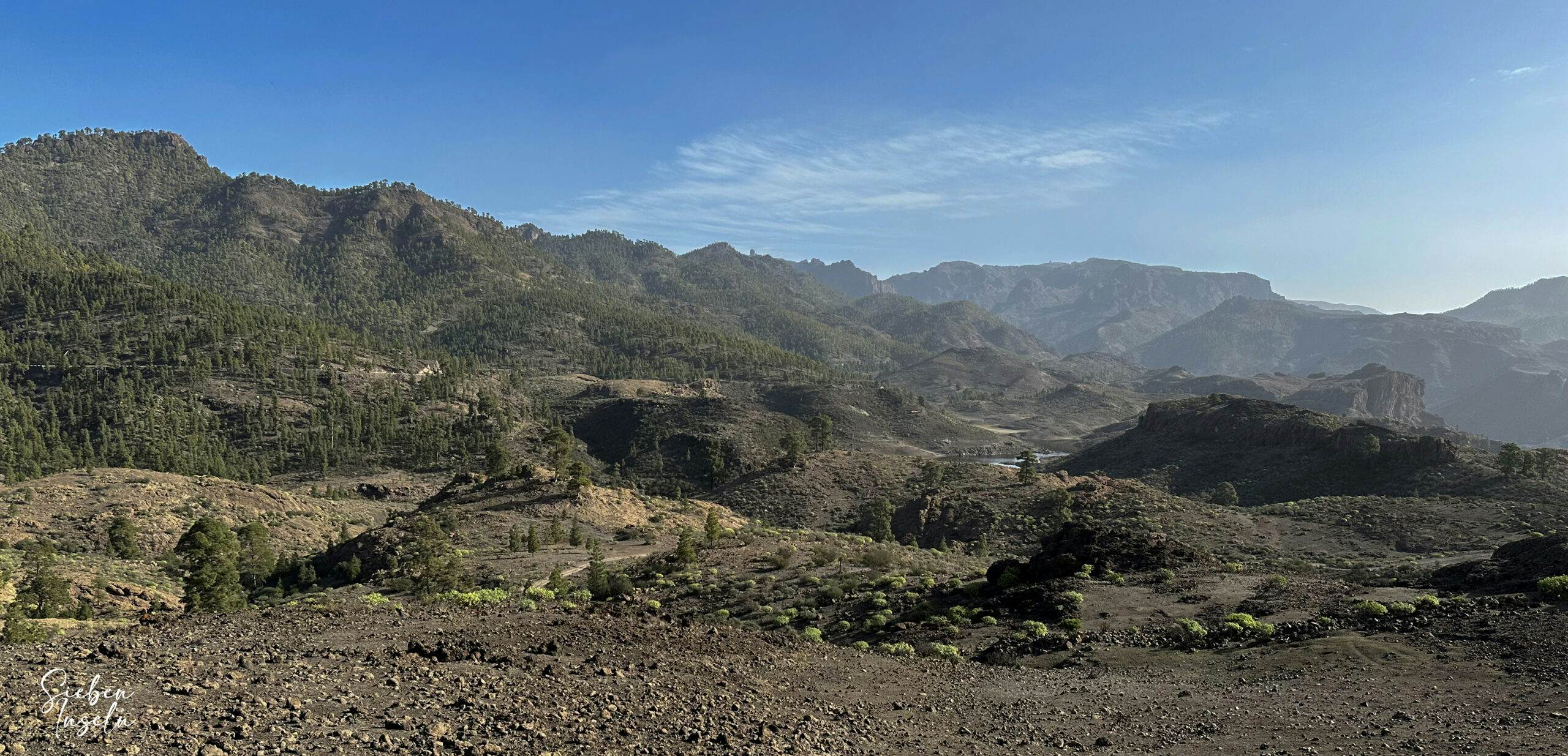 Blick aus der Höhe hinüber zur Presa de Las Niñas und den Höhenzügen Inagua Naturschutzgebiet