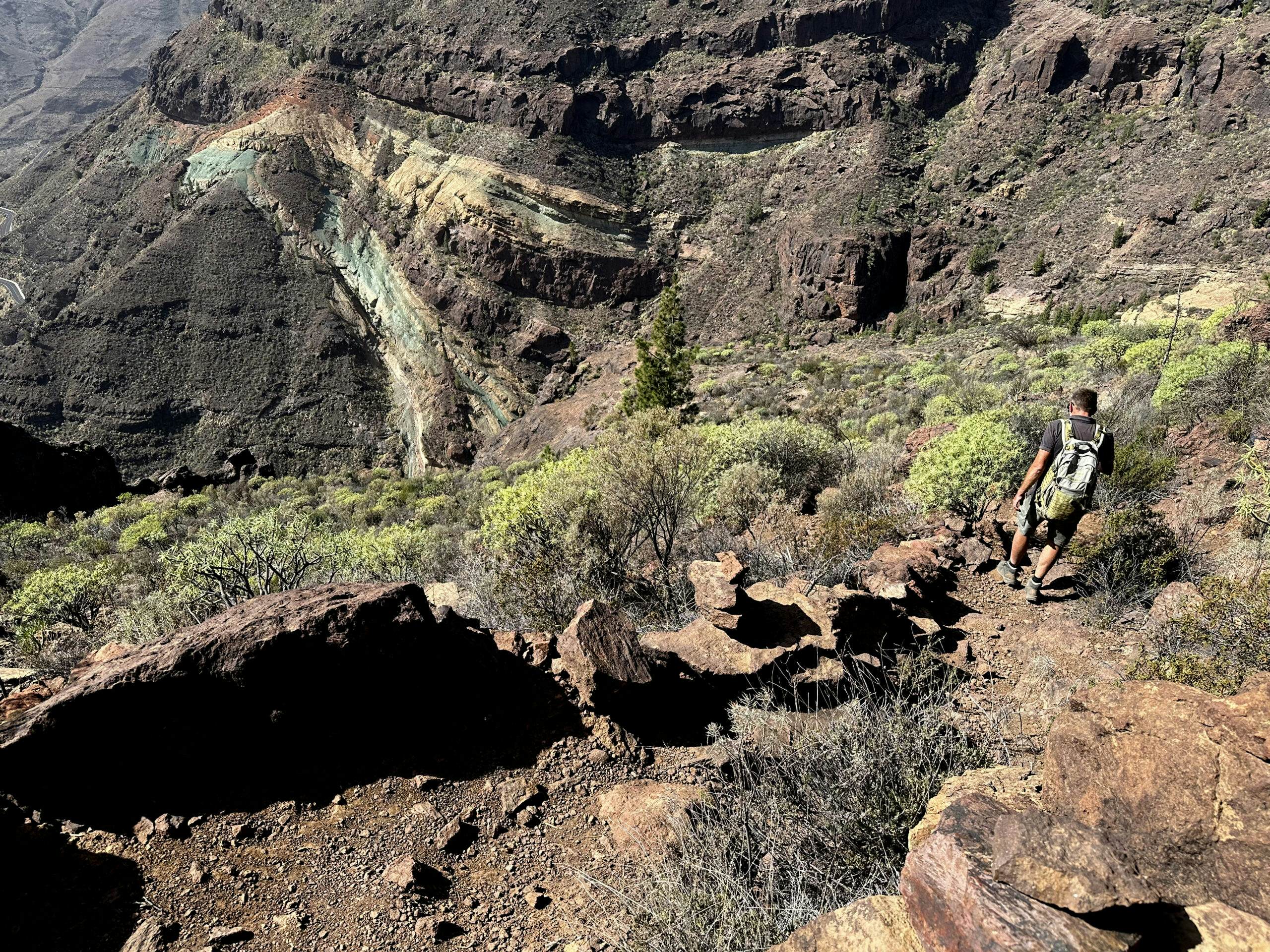 Senderista en el descenso por los Azulejos de Veneguera
