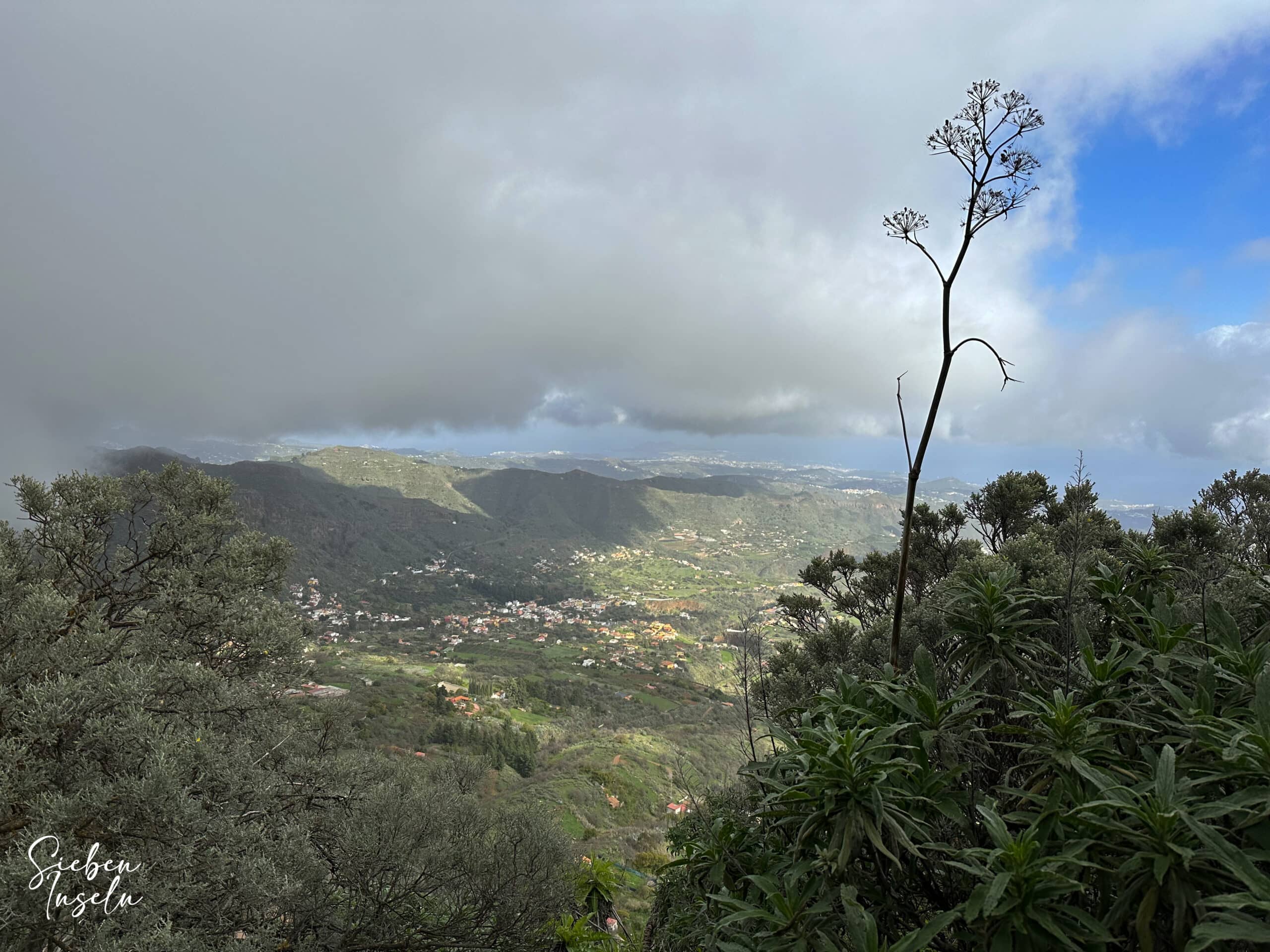 Vista desde arriba sobre el valle nublado alrededor de Tenteniguada
