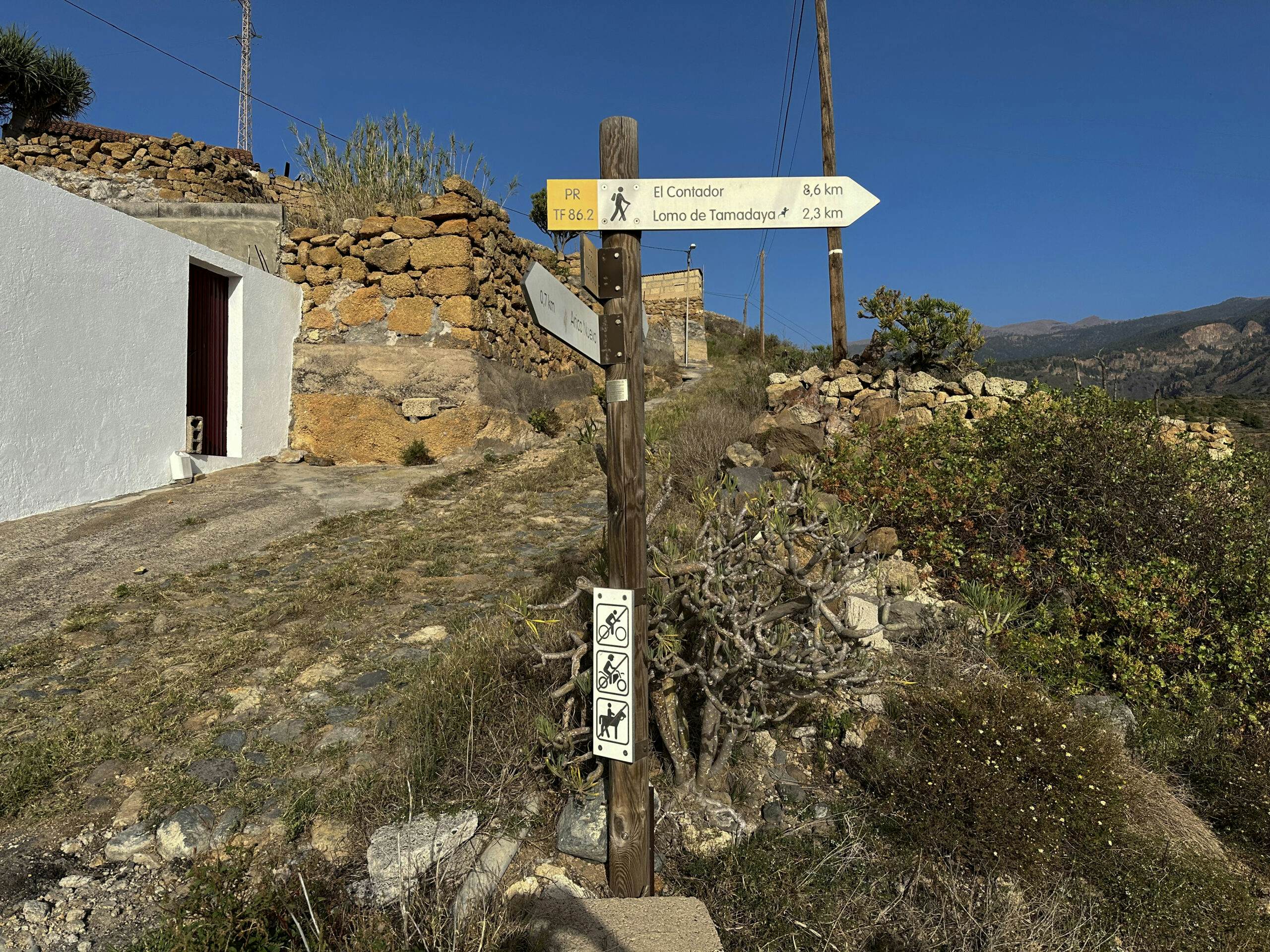 Hiking crossroads above Arico Viejo - junction PR TF-86.2 towards Barranco and Lomo de Tamadaya