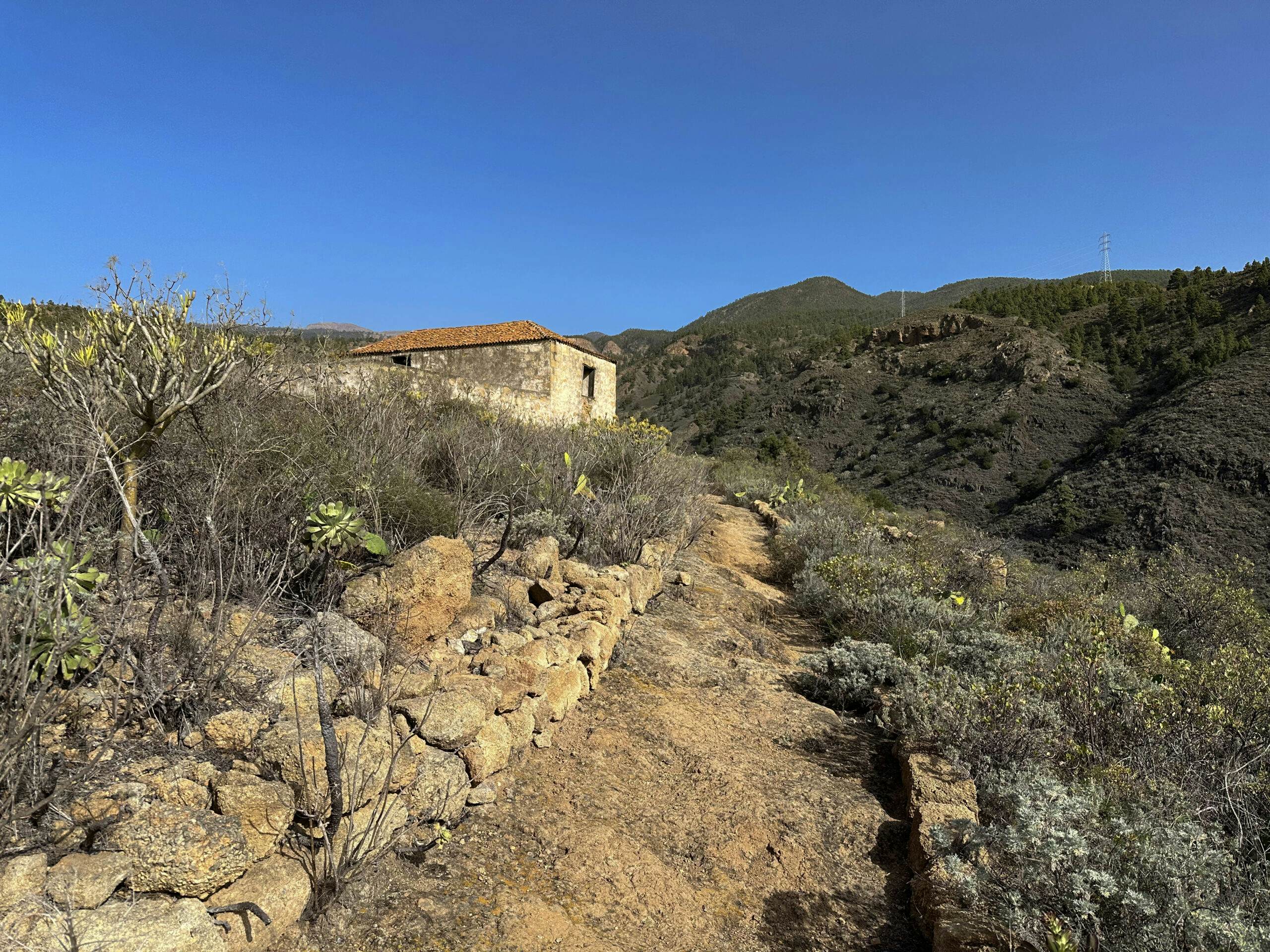 Wanderweg vorbei an einem leer stehenden altem Haus - Casas de Tamadaya 