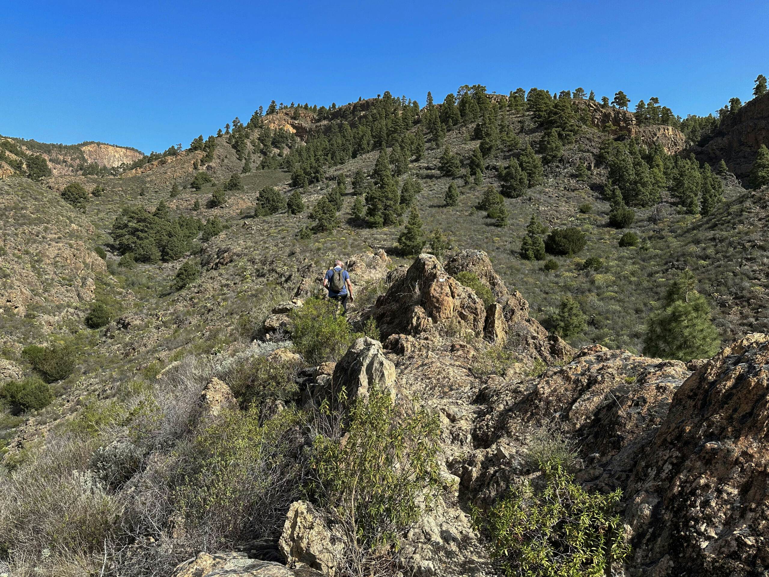 Hiking on the ridge path high above Arico Viejo