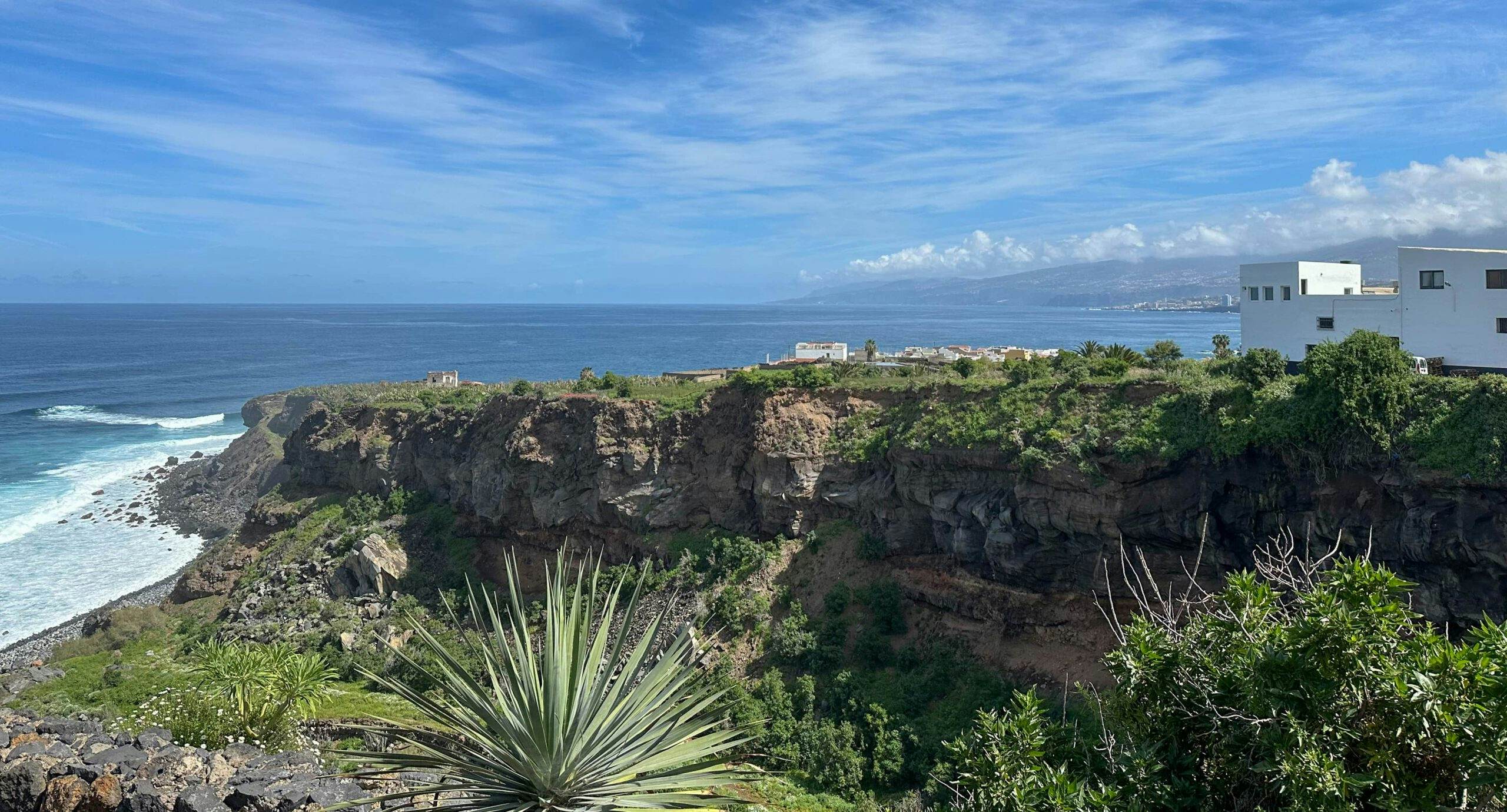 Blick vom Wanderweg an der Küste auf Puerto de la Cruz