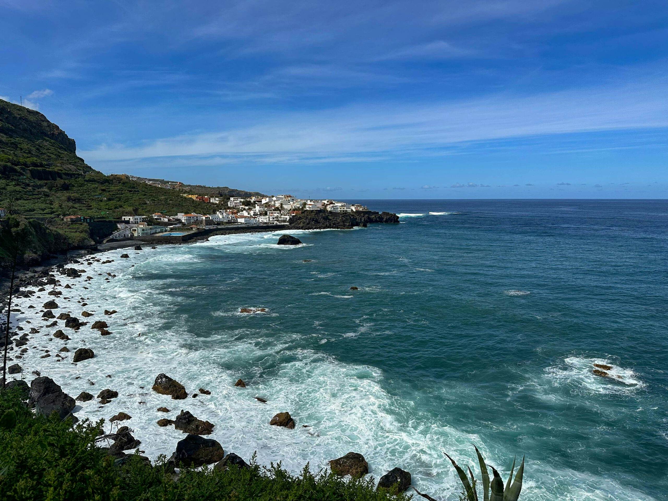 Vista desde la ruta de senderismo en la costa de vuelta hacia San Juan de la Rambla en las Aguas
