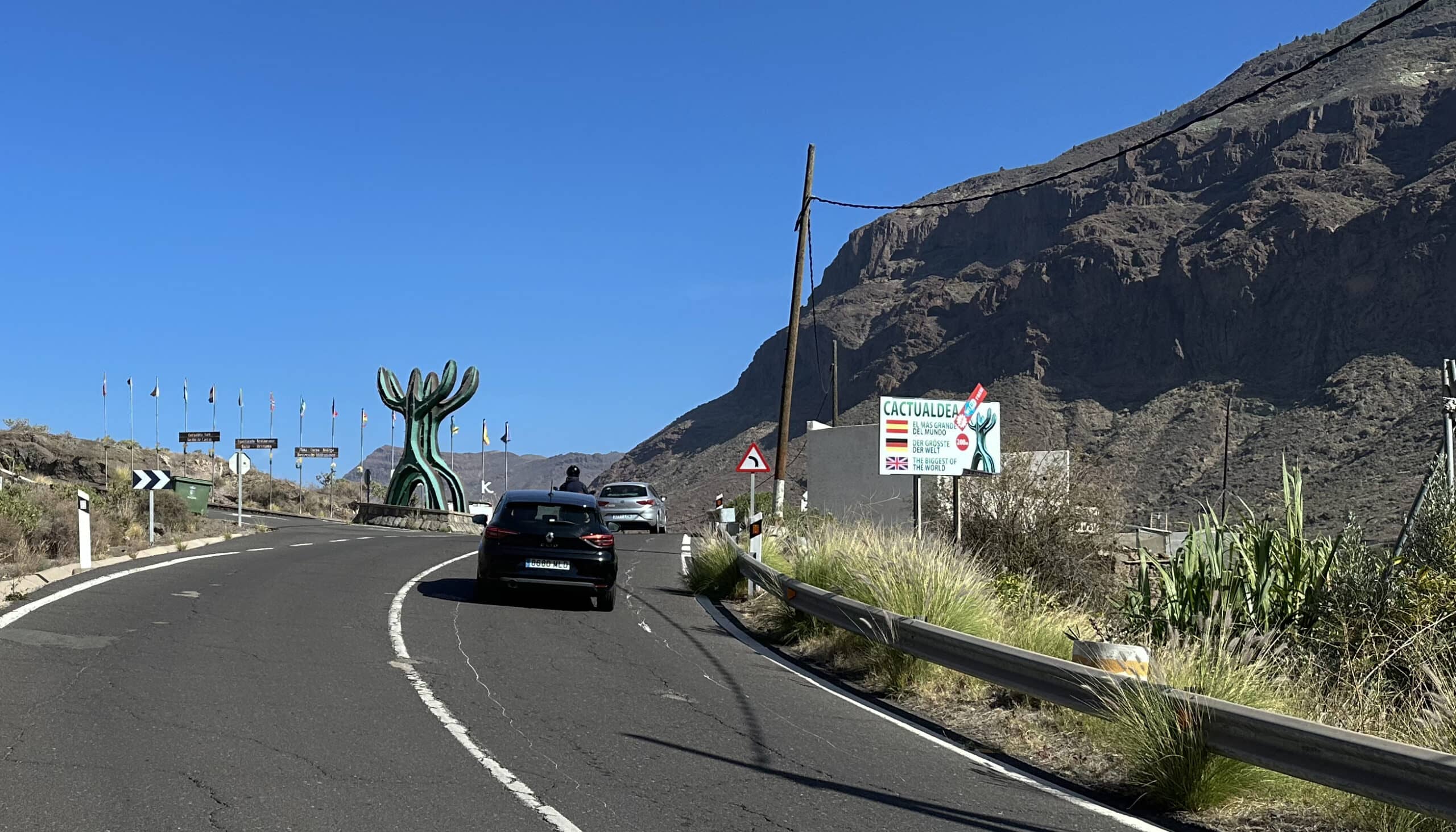 Hiking trail crosses the GC-200 road at Cactualdea Park (Aldea de San Nicolás cactus park)