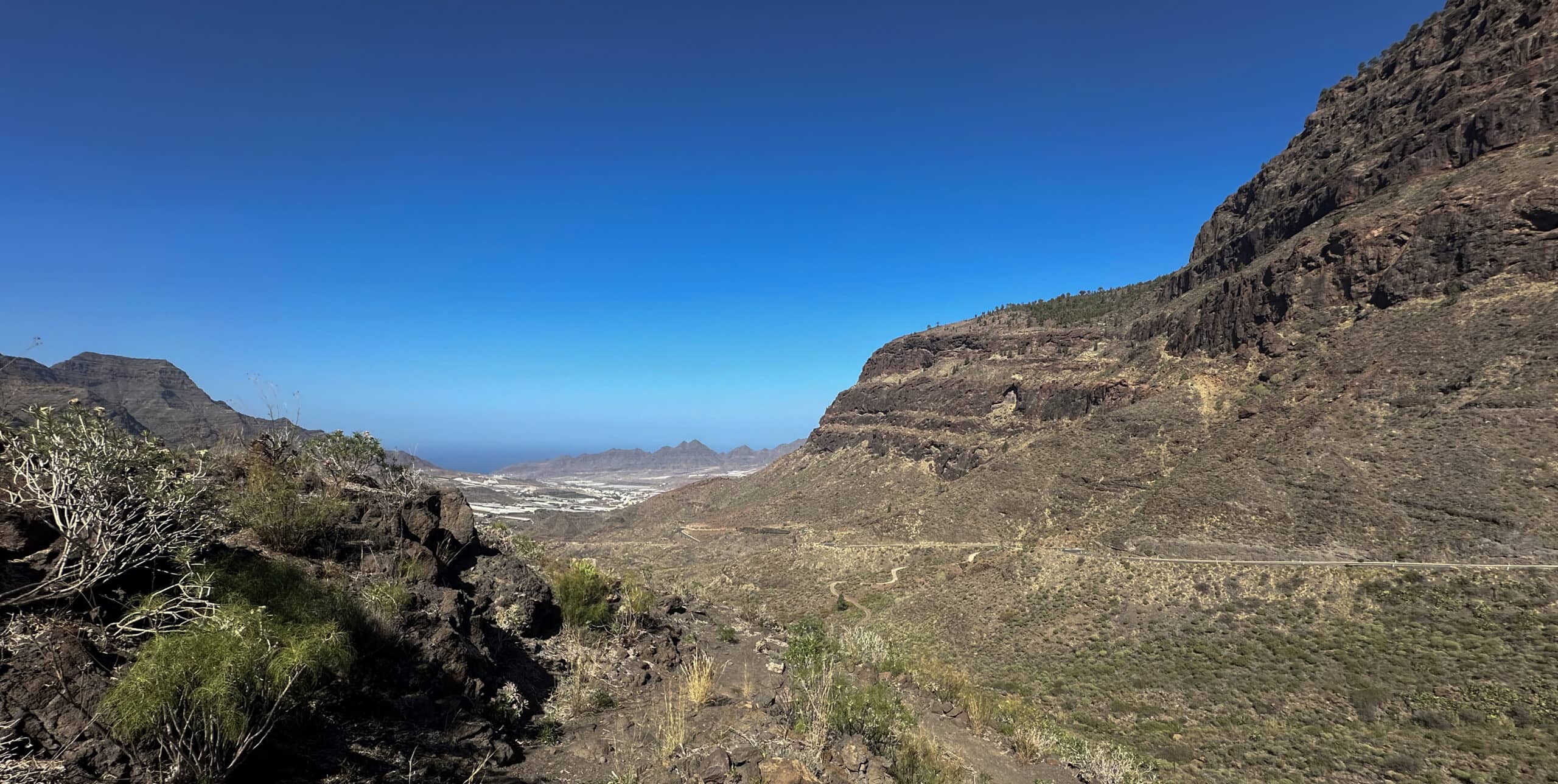 Blick aus der Höhe auf das Naturschutzgebiet Inagua und zurück nach Aldea de las Nicolás