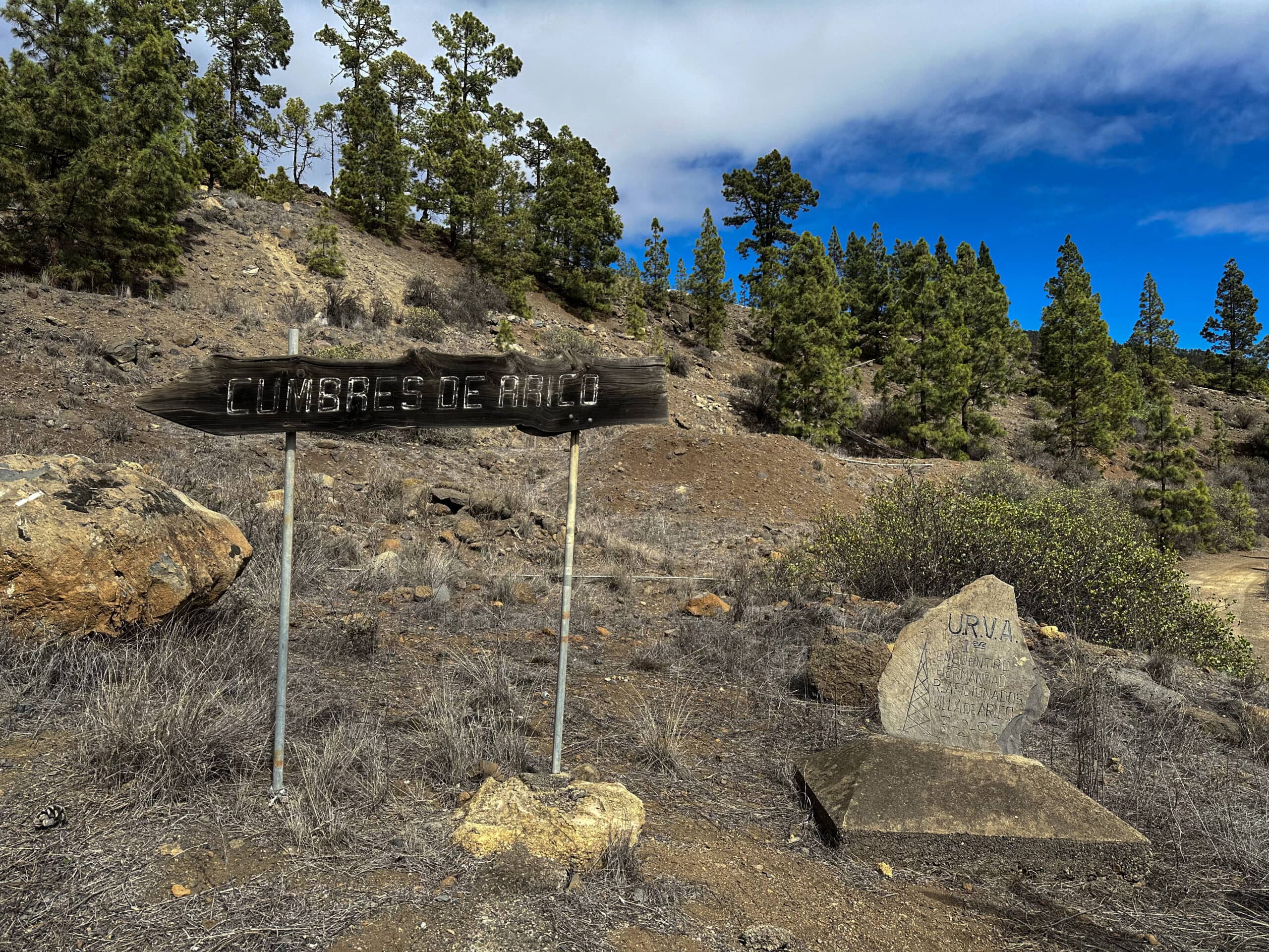 Shortly before El Contador, you meet the ascent path to Cumbre de Arico