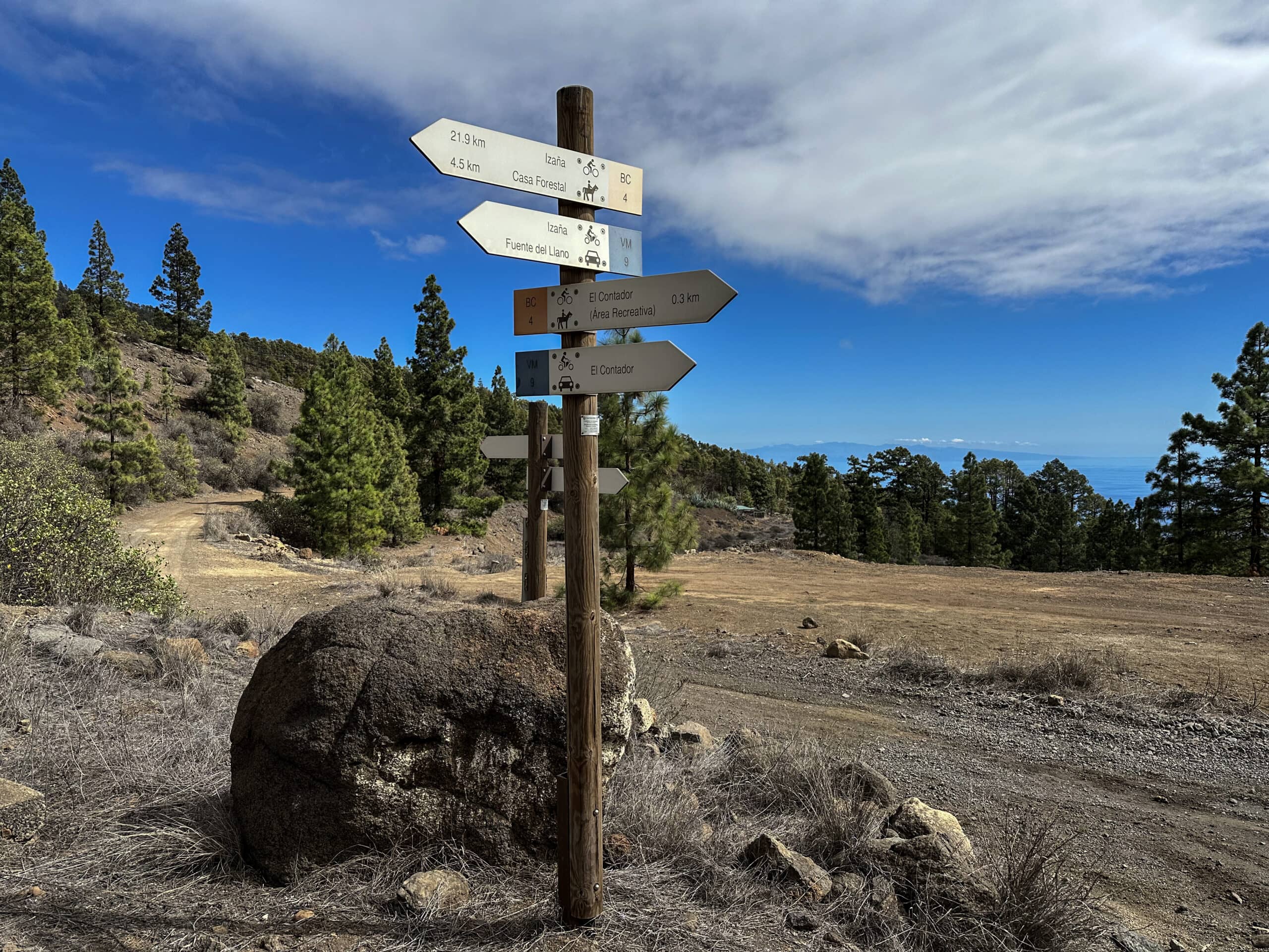 Hiking crossroads at altitude just before El Contador - you will find good signposting throughout the hike