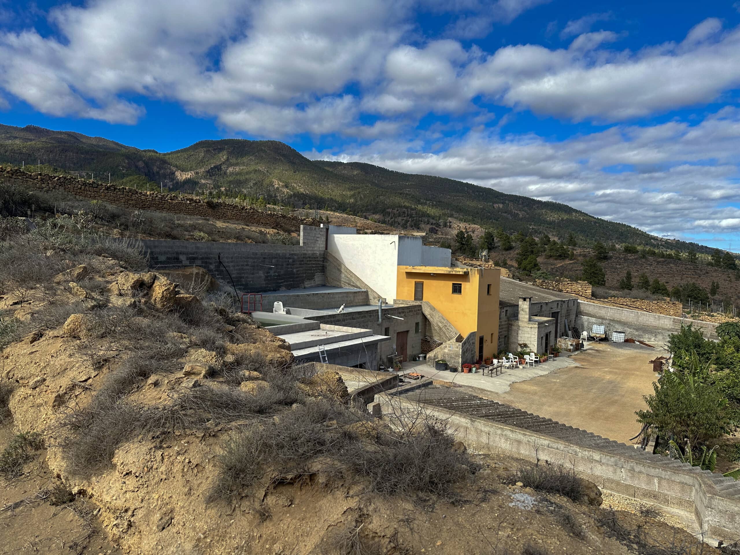 einzelne Gehöfte am Abstiegsweg hoch über Arico