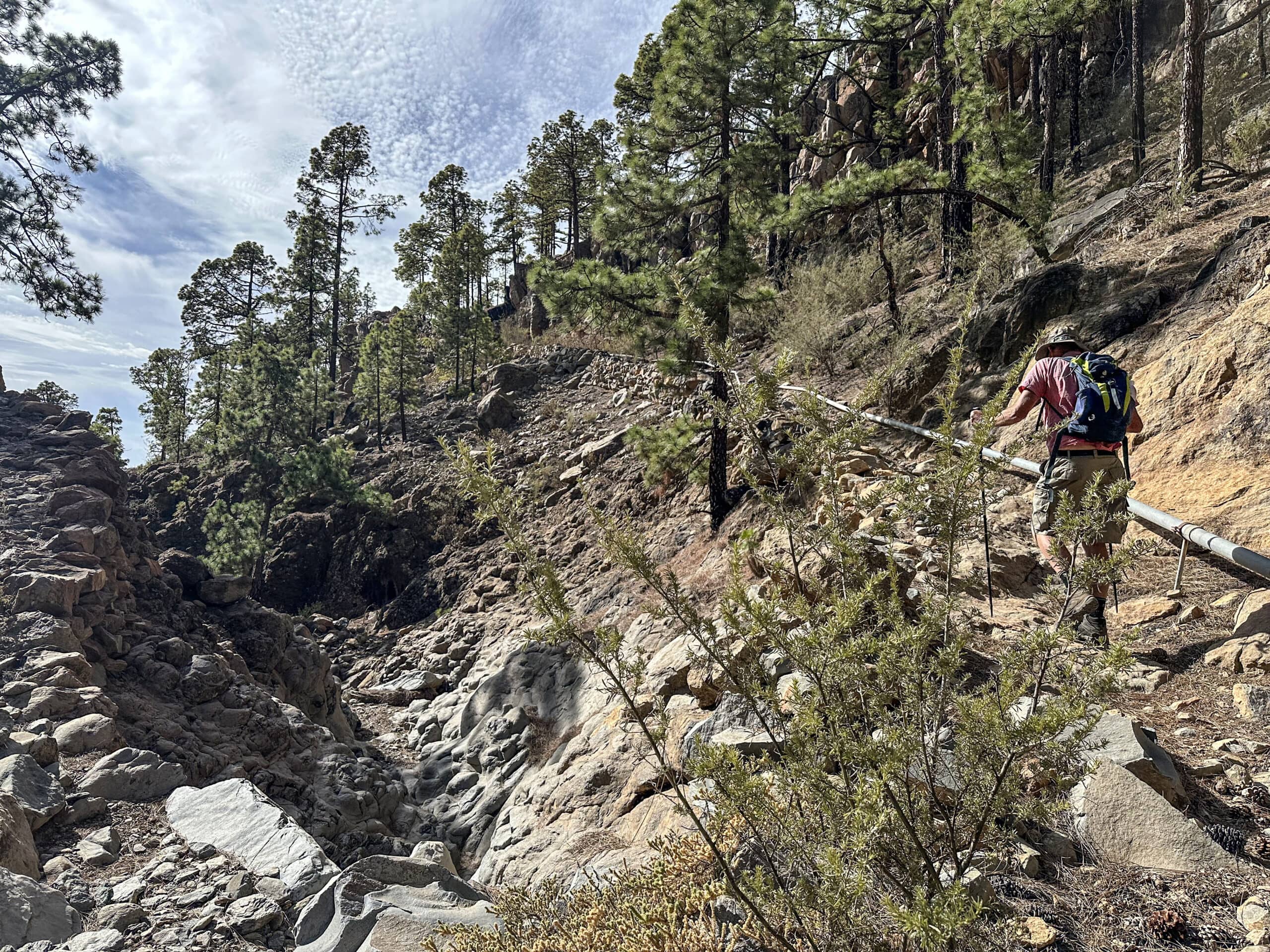 Wanderer auf dem Wanderweg, der den Barranco del Rey quert 