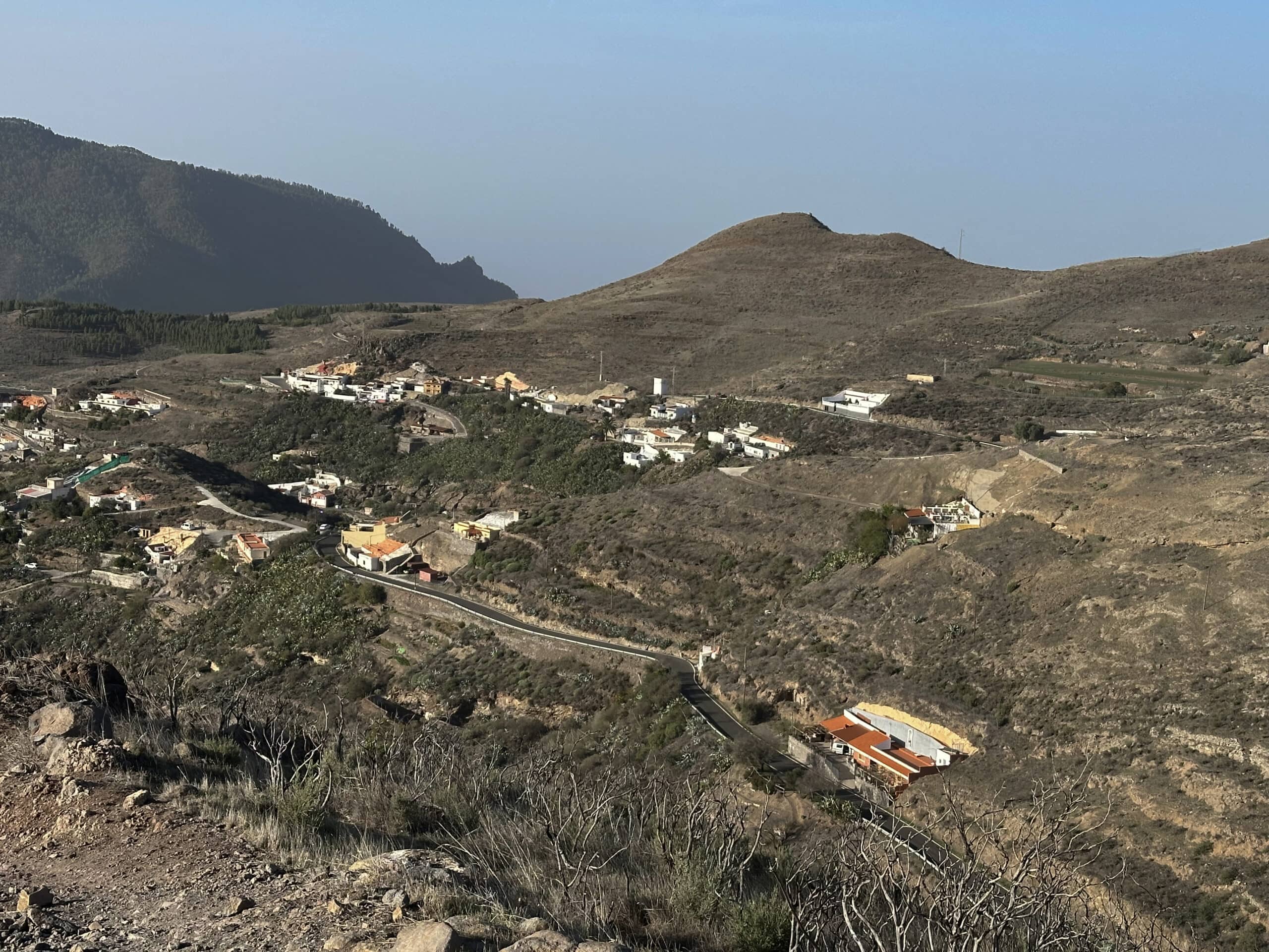 Vista del paisaje alrededor de Artenara desde la senda de subida
