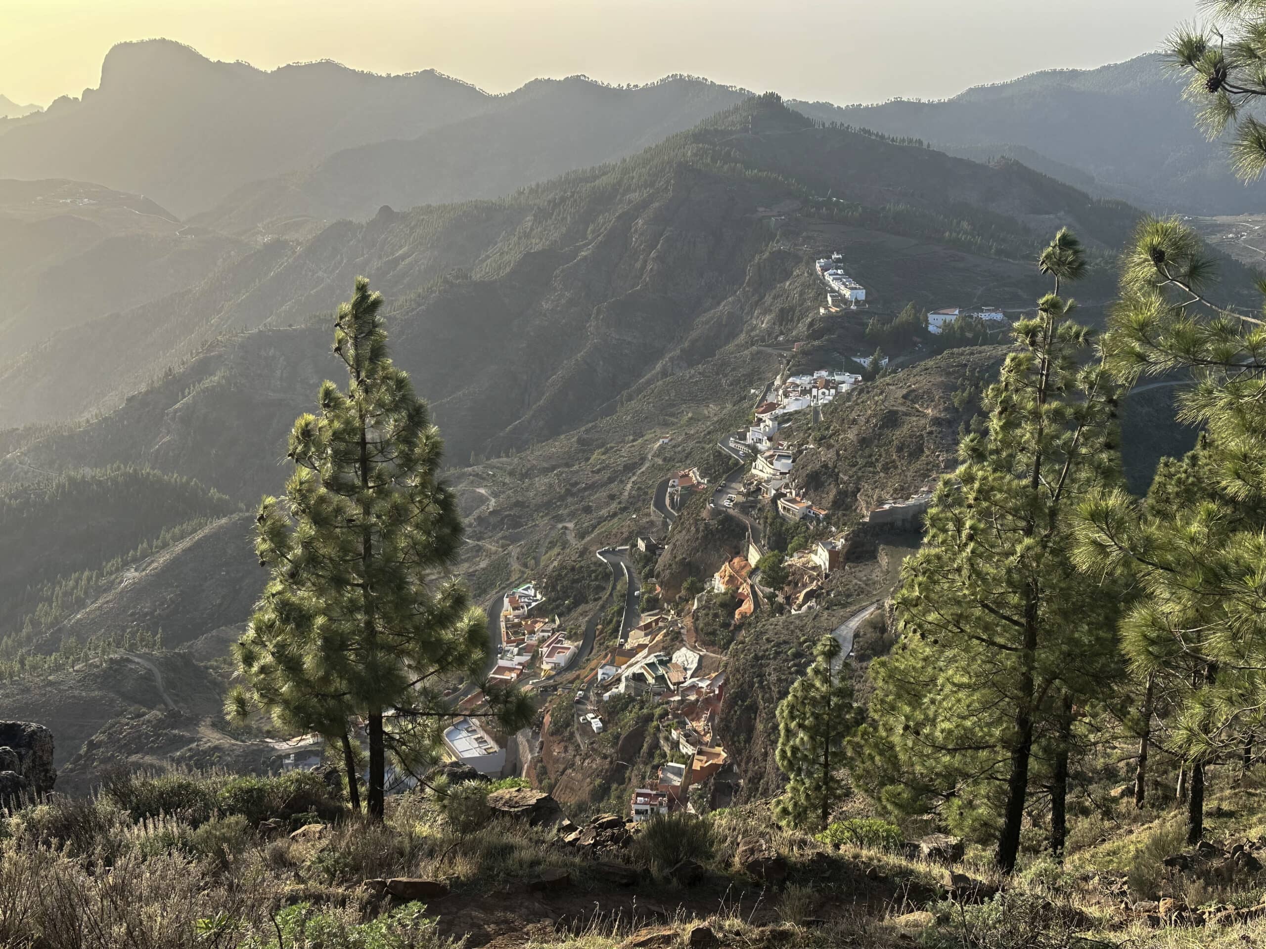 Vista desde la ruta de senderismo en el borde de Montaña Artenara hacia Artenara
