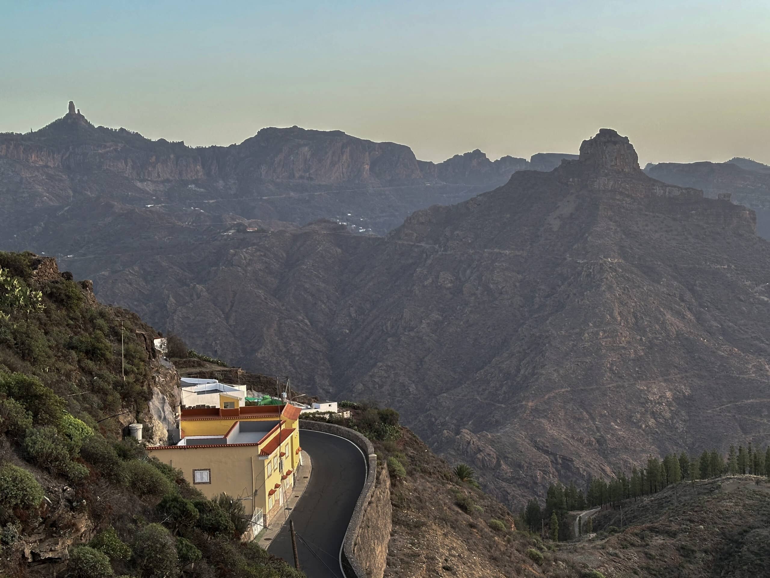 Vista de Artenara - Roque Nublo a la izquierda y Roque Bentayga a la derecha al fondo
