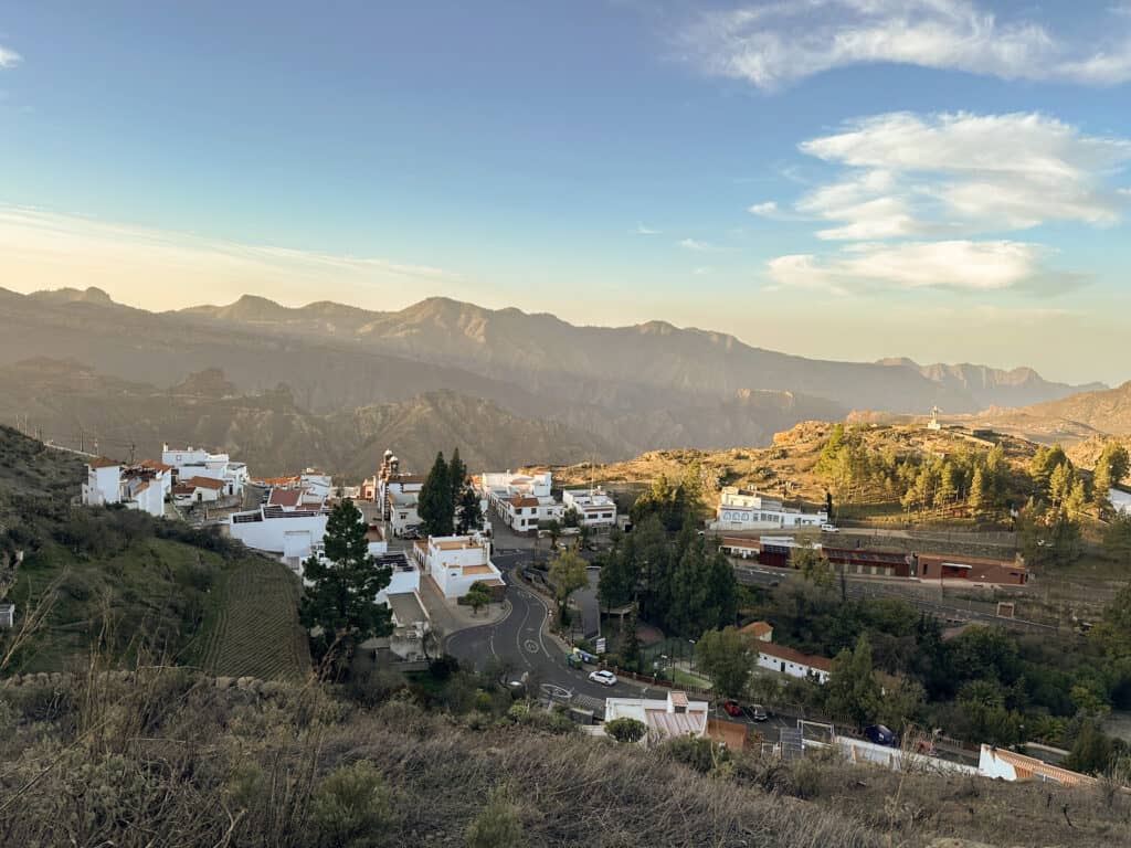 Vista de Artenara desde la ruta de senderismo
