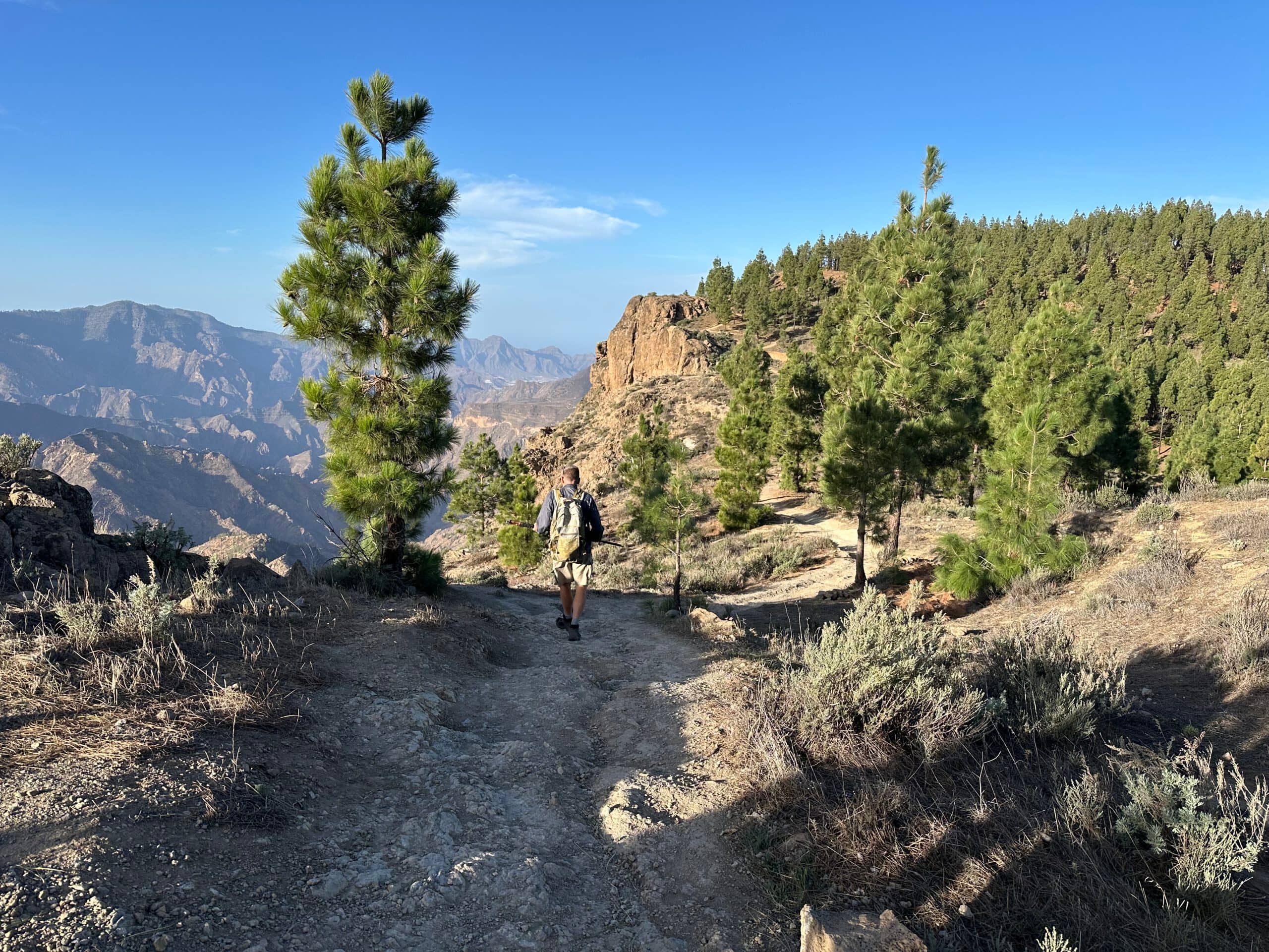 Ruta de senderismo por la cresta frente a Montaña Artenara
