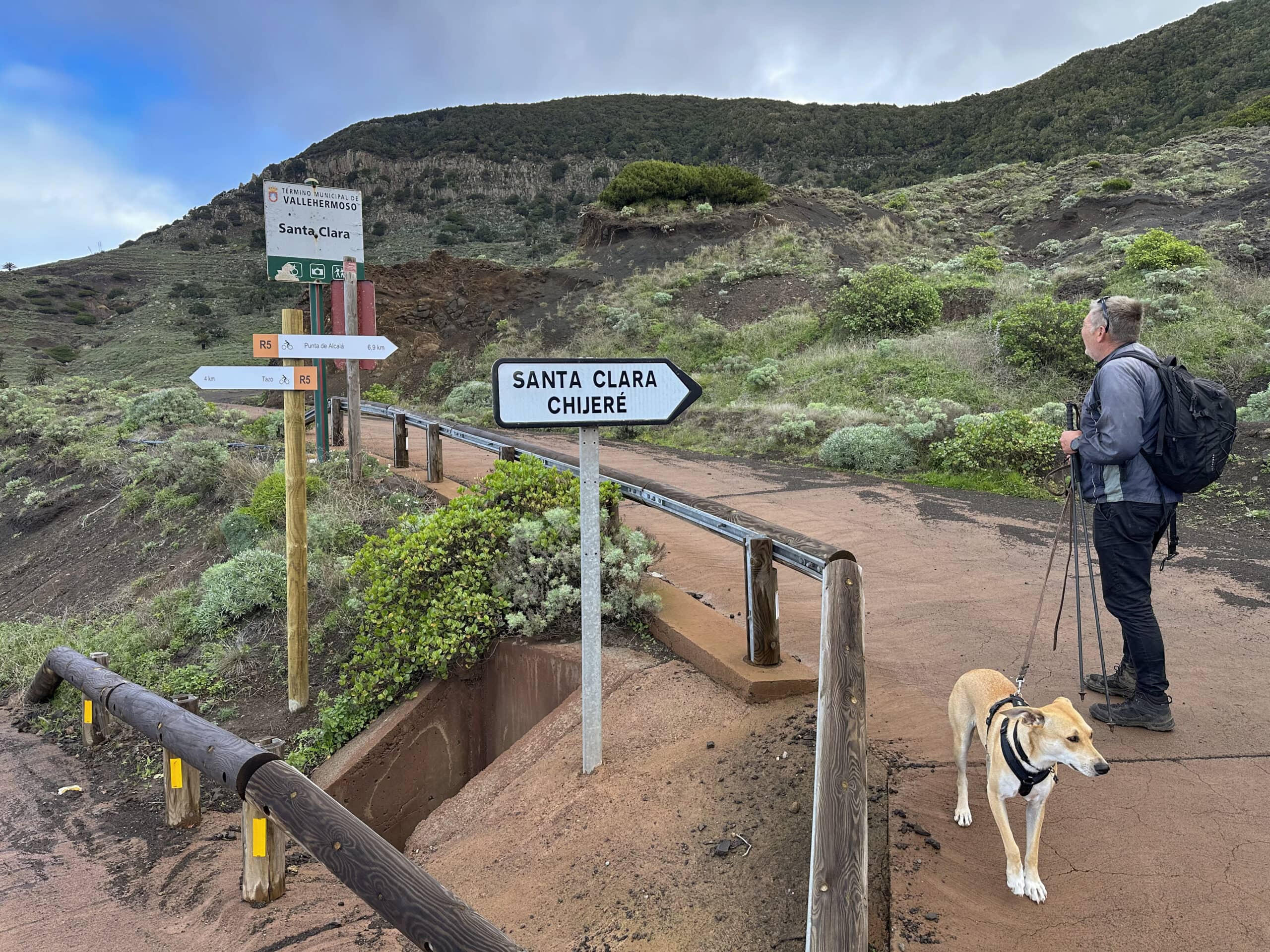 El sendero GR-132 y el camino a Santa Clara se desvían de la pequeña carretera panorámica hacia Tazo
