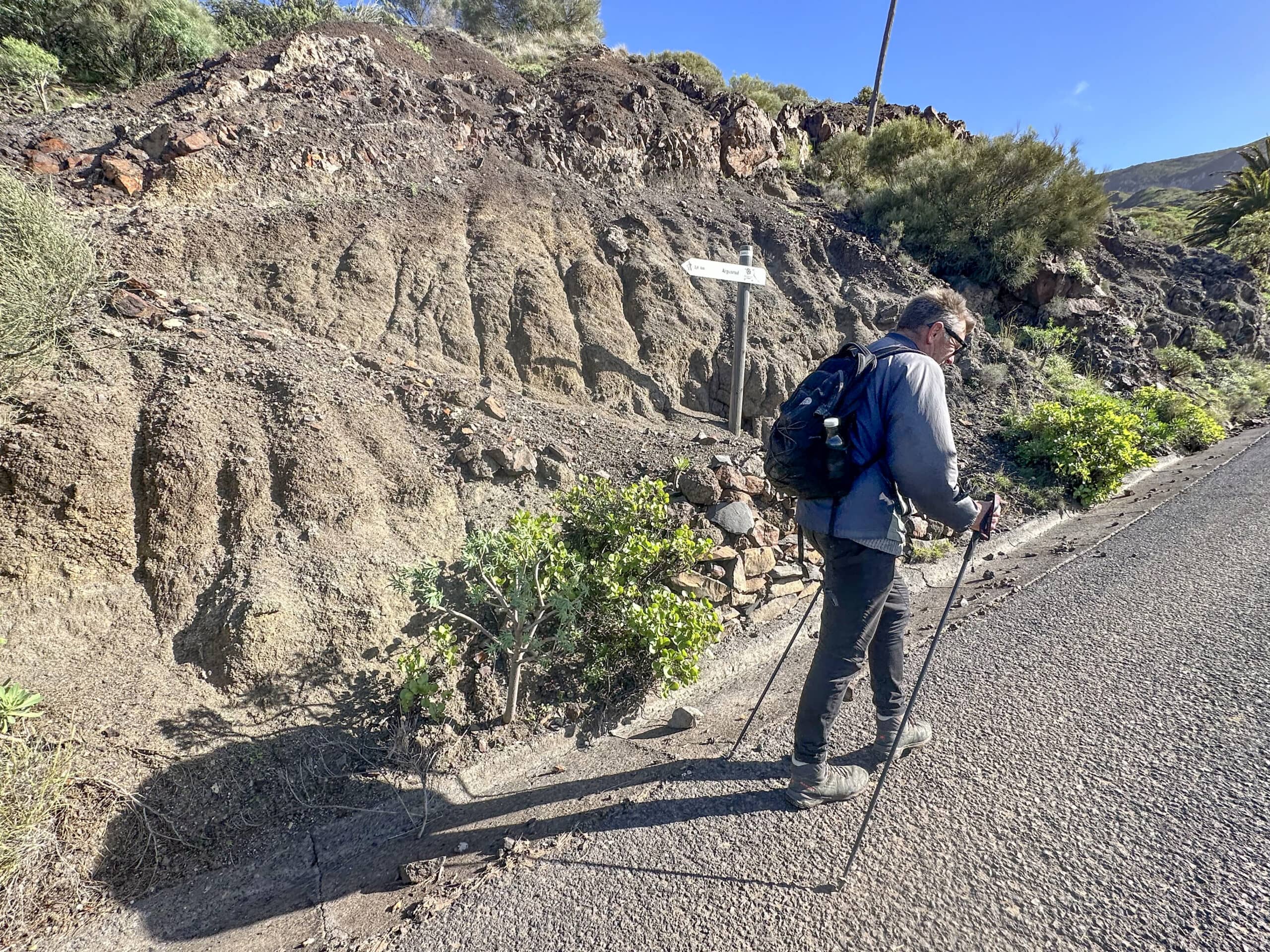 Excursionista en el desvío del sendero Arguamul desde la carretera que pasa por Tazo
