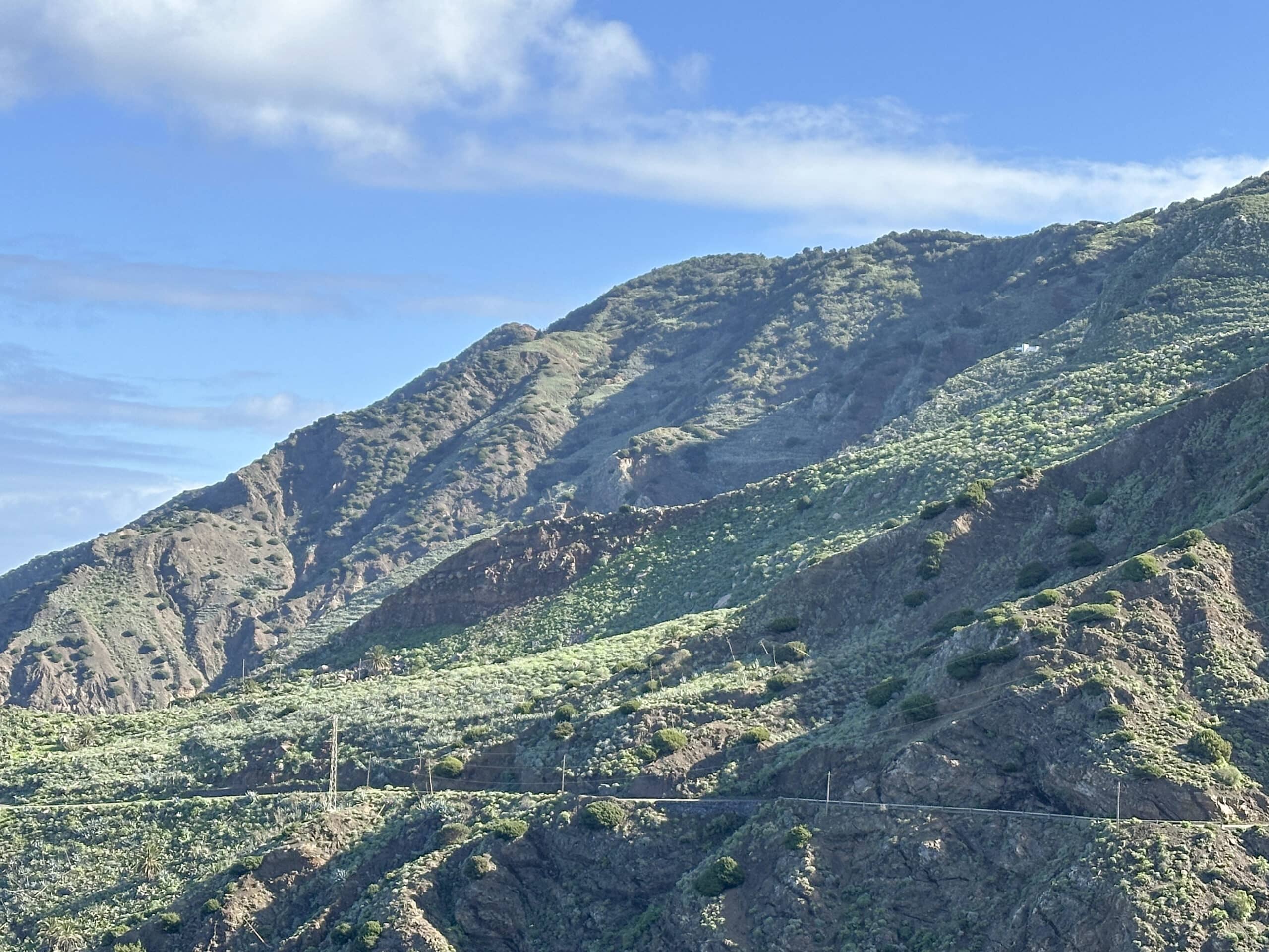 Vista de la carretera a Tazo desde el sendero en dirección a la Ermita Santa Clara

