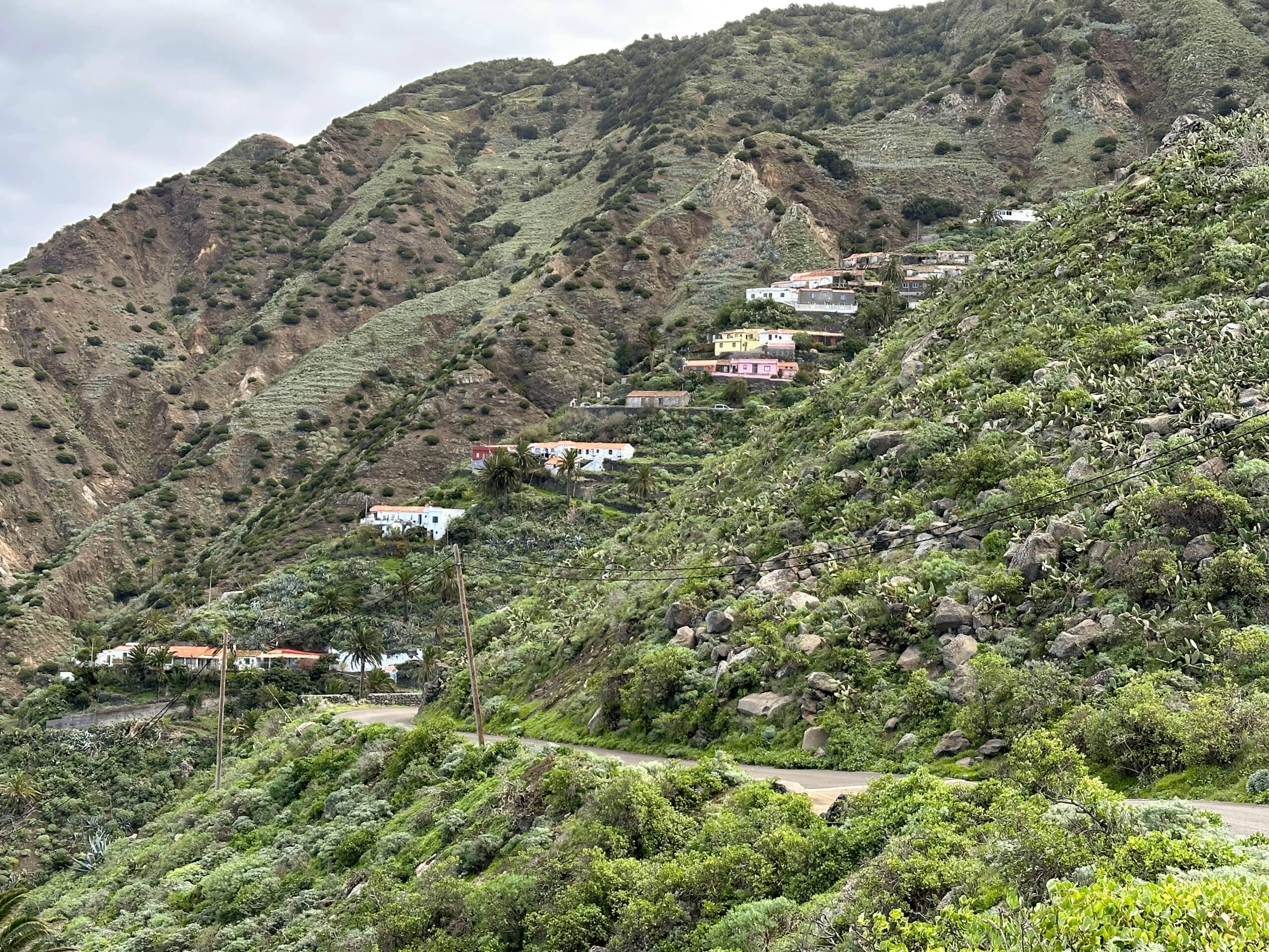 La aldea de Arguamul se extiende con sus casas de colores por la ladera. Allí también discurre el camino de ascenso a Santa Clara
