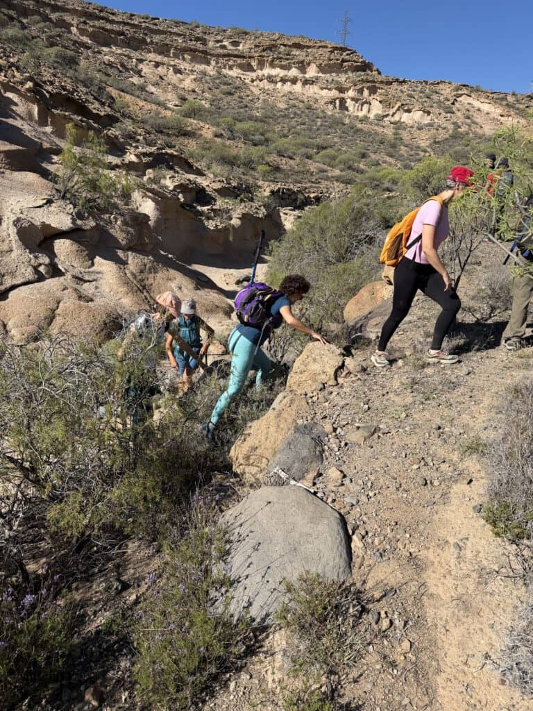 Wanderer im Barranco de las Monjas - ab und zu musst du ein wenig kraxeln 