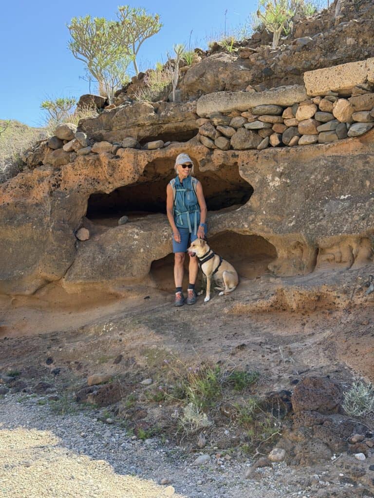  Barranco de las Monjas - kleine Felsenhöhlen am Wegesrand