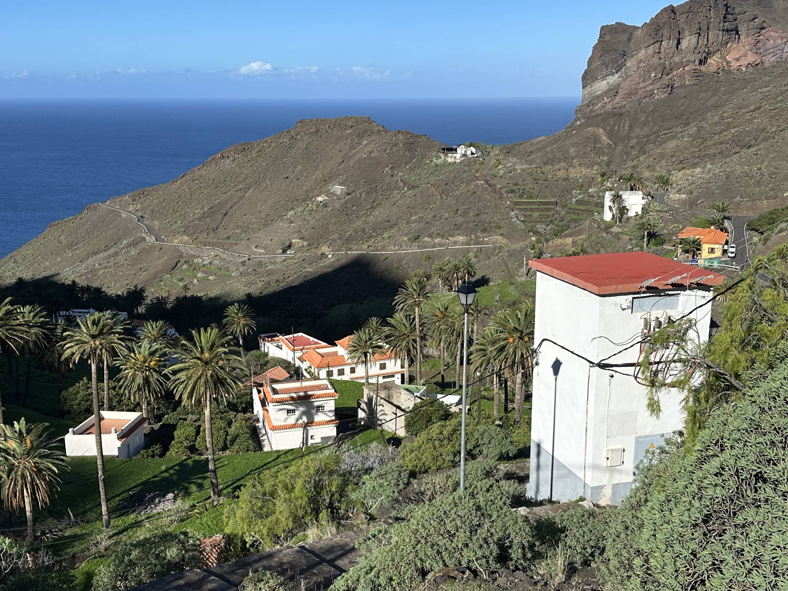 Blick in das Tal von Taguluche mit der Ermita de San Salvador (Mitte Bild oben auf dem Berg)
