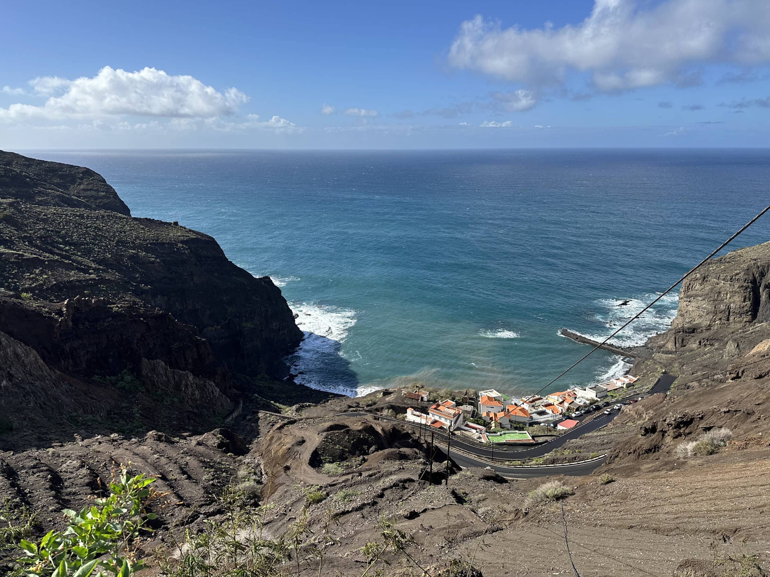 Blick vom Aufstiegsweg hinunter zur Playa de Alojera