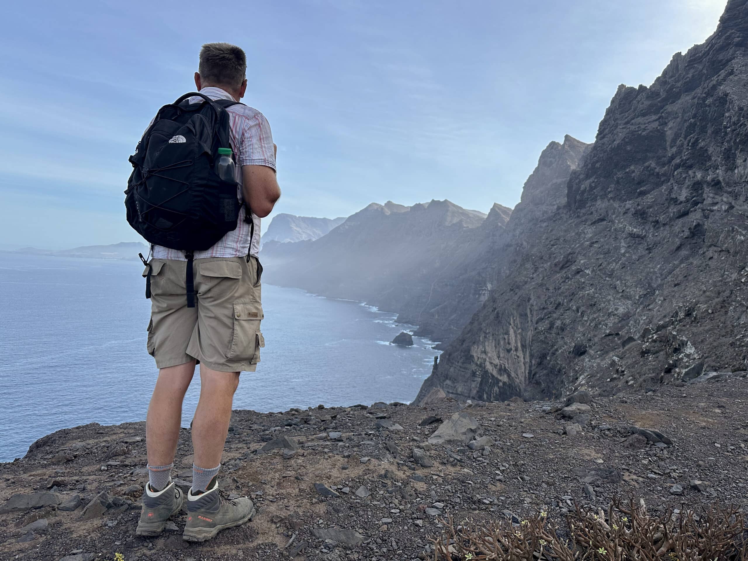 Vista desde la Degollada de El Perchel hacia la costa occidental de Gran Canaria
