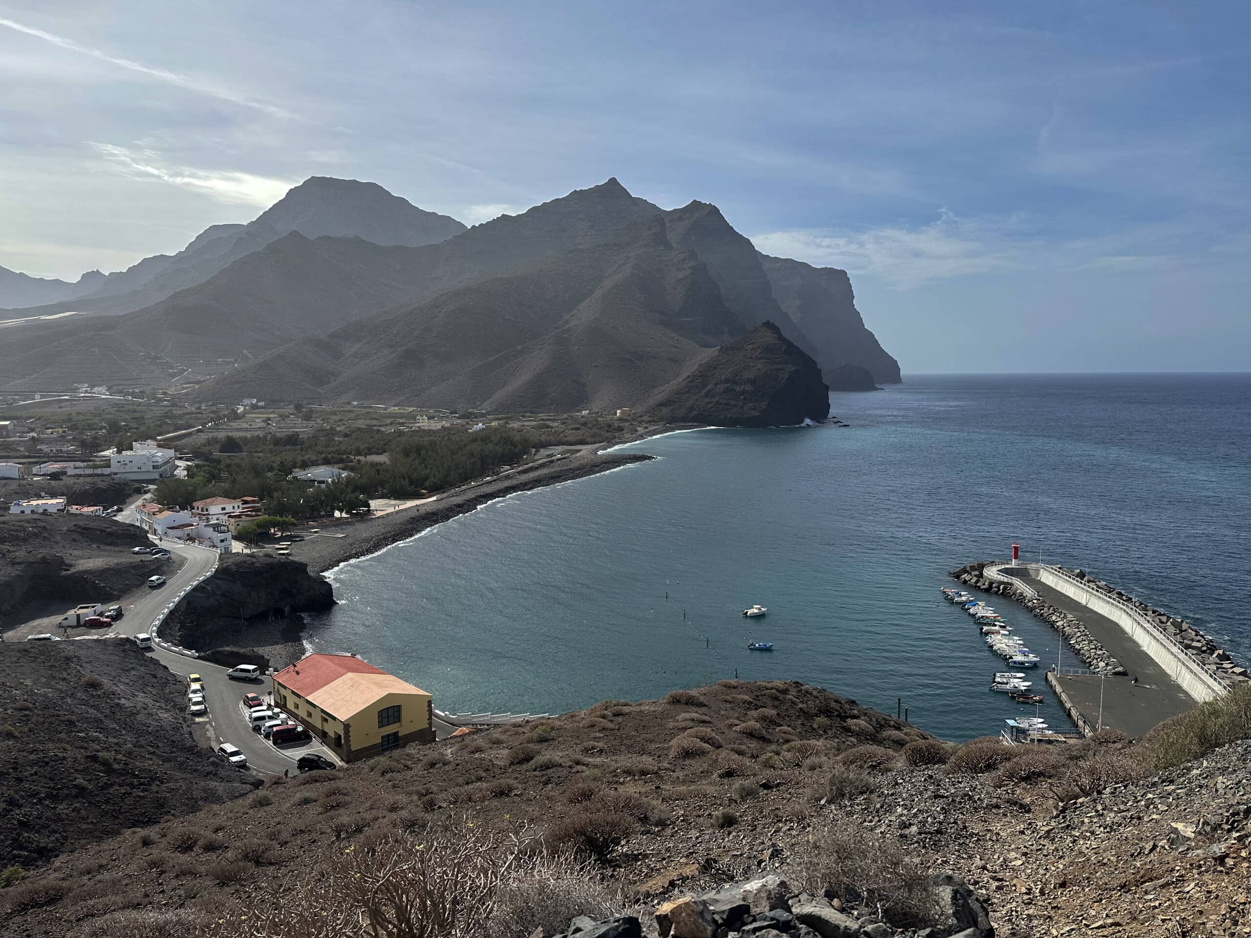 Vista desde el sendero de subida hacia Aldea de San Nicolás y el puerto
