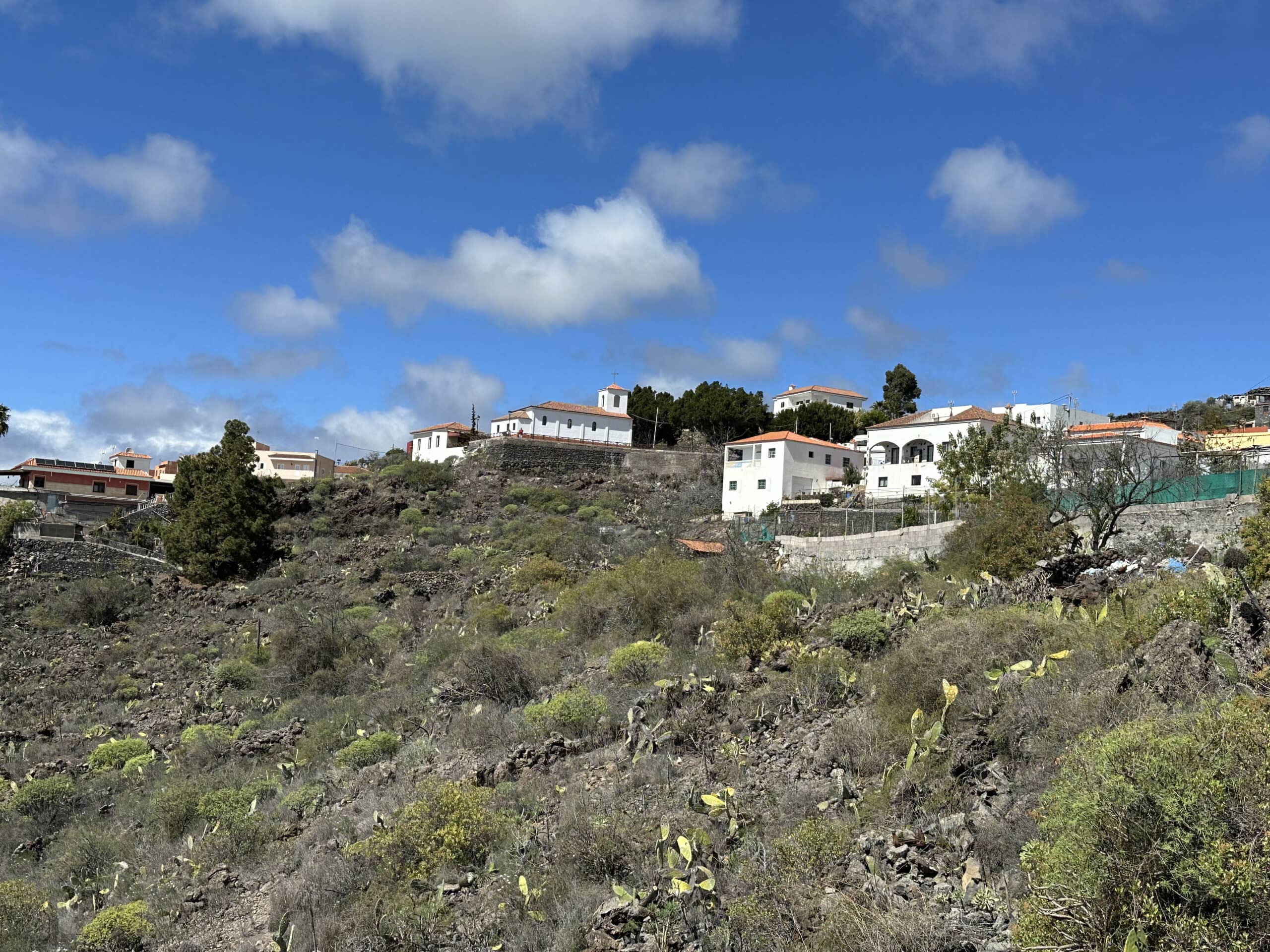 Chiguergue vom Wanderweg Richtung Guía de Isora aus gesehen mit der Kirche und Aussichtsplatz im Hintergrund