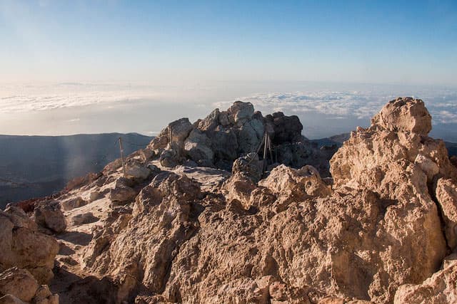auf dem Gipfel des Teide mit Wolken