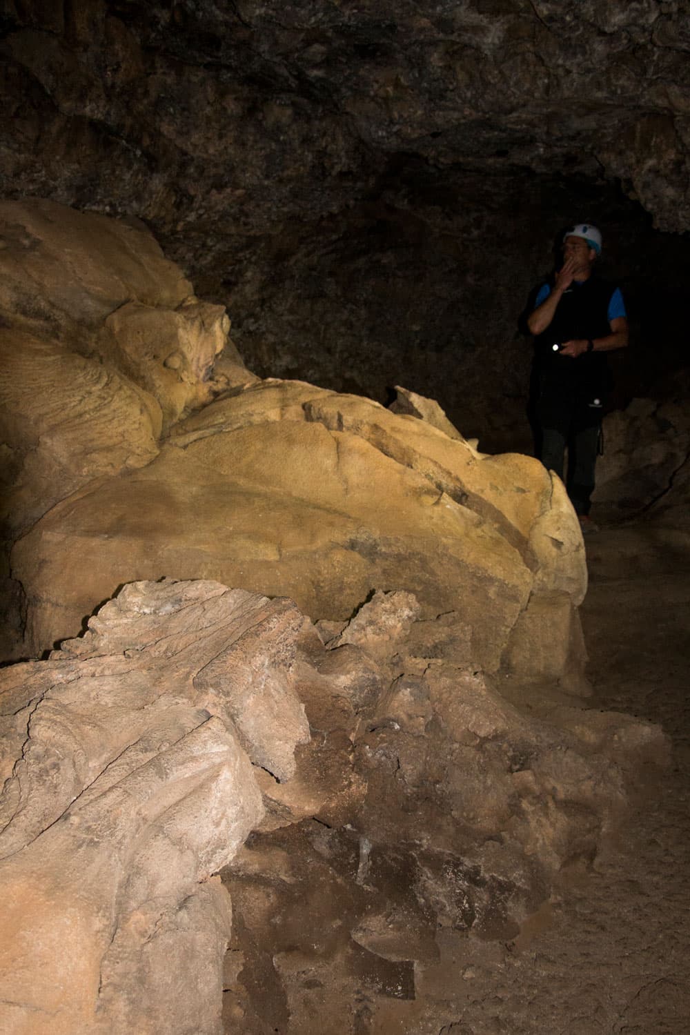 Im Lichtkegel der Stirnlampen - Cueva del Viento