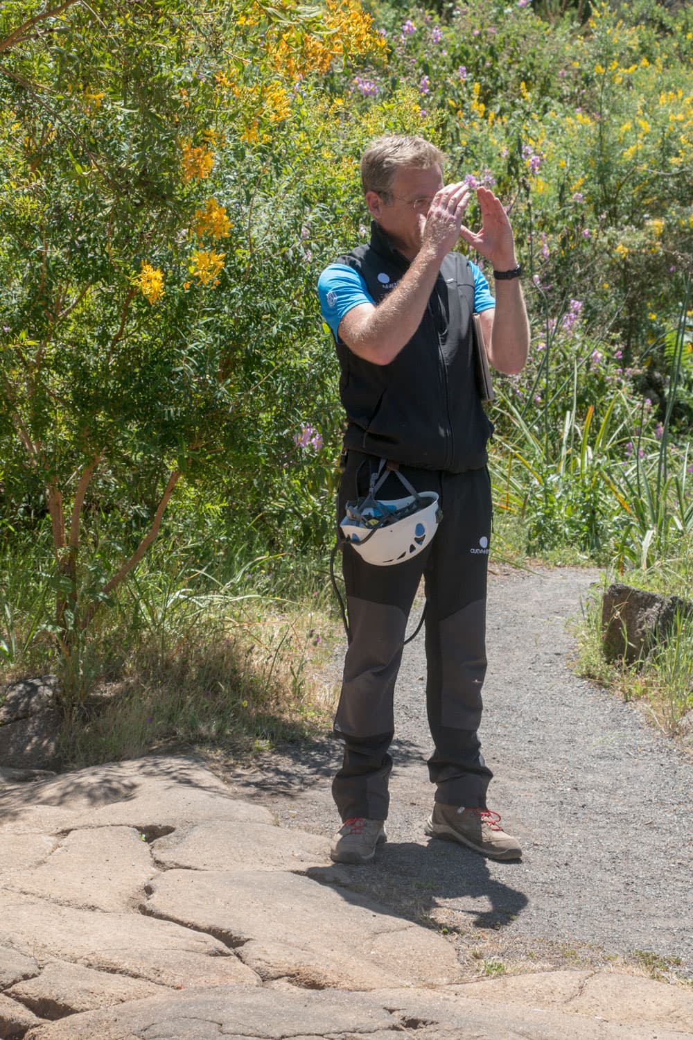 Auch vor der Cueva gibt es noch Erklärungen vom kundigen Höhlenführer