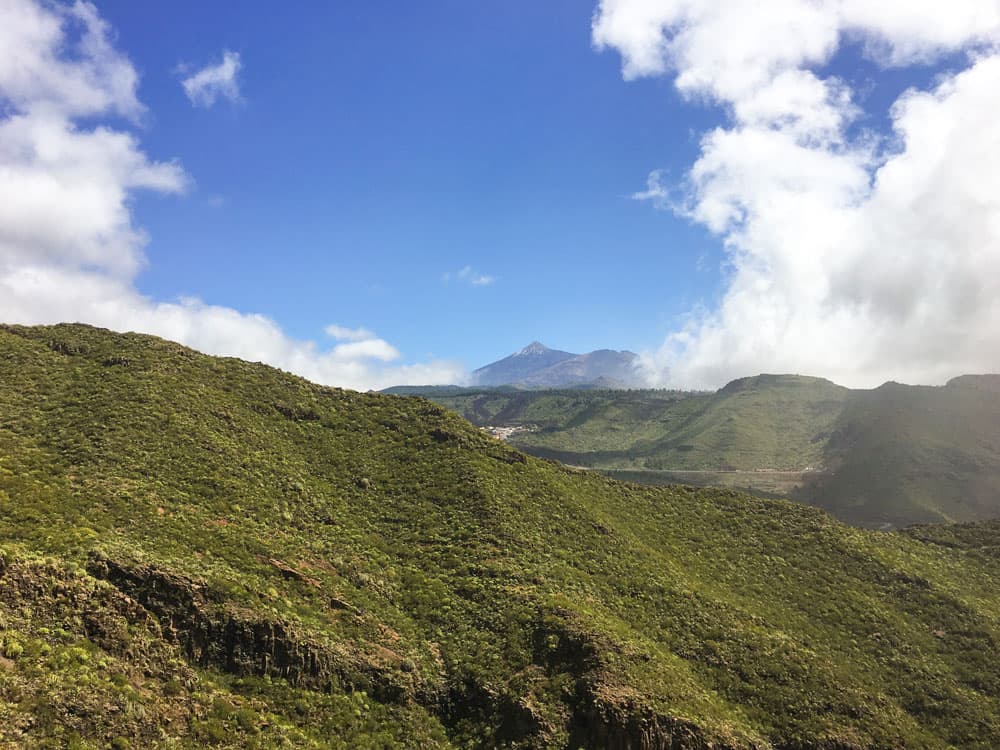 Vista desde la meseta rocosa hacia el Teide
