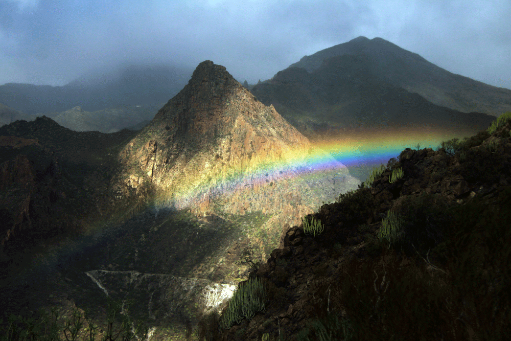 Senderismo en la roca volcánica blanca Risco Blanco y sus alrededores