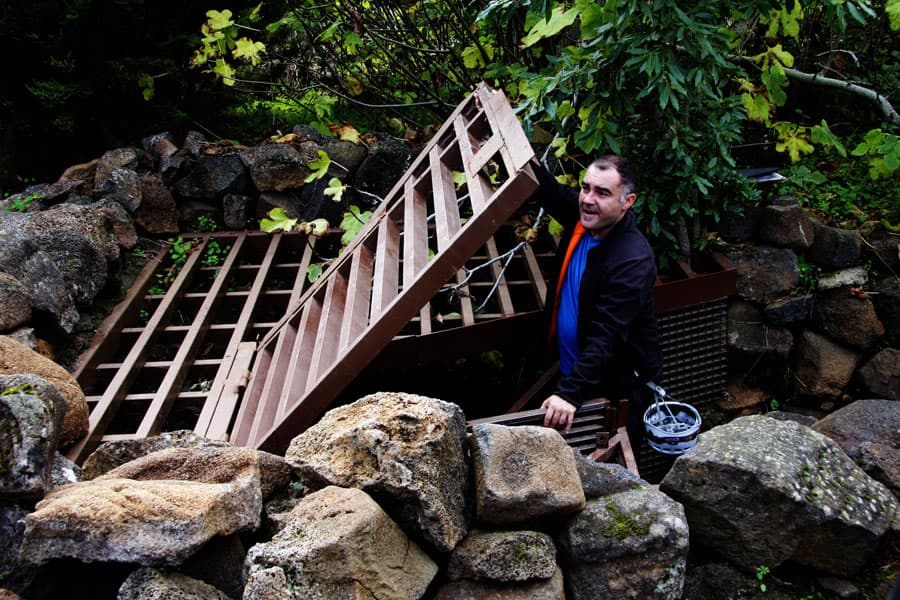 Guide opens the gate to the Cueva del viento